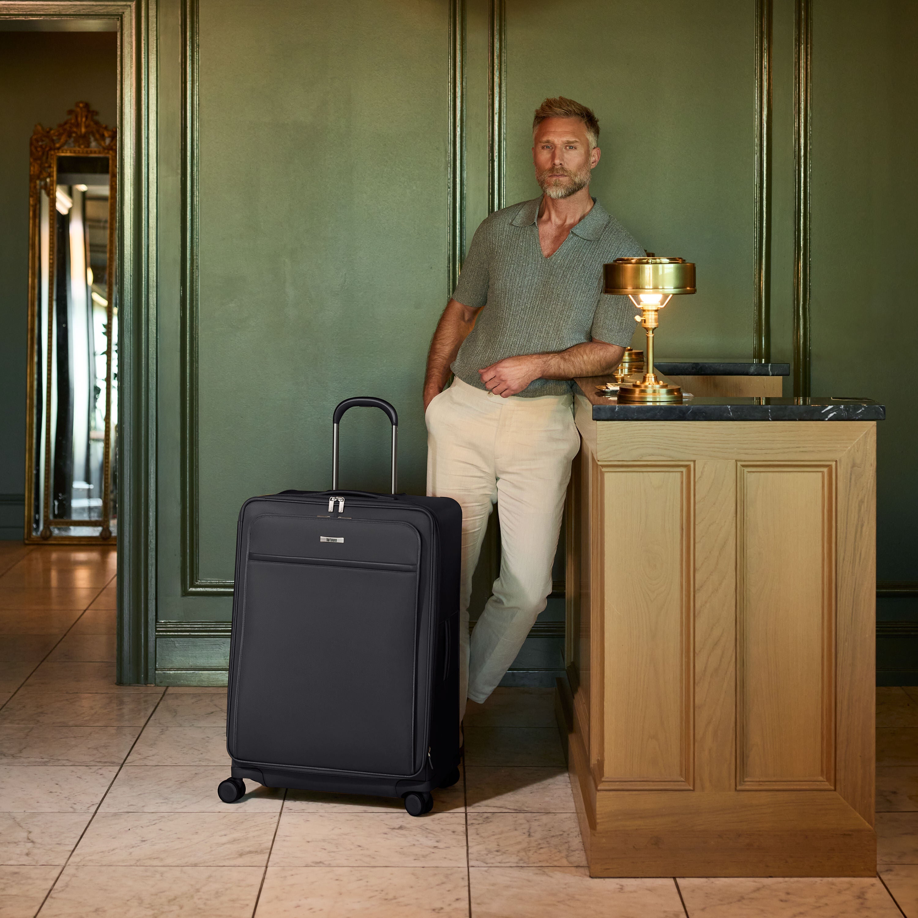 Hartmann Metropolitan 2 Extended Journey Spinner in Black — angle view 2