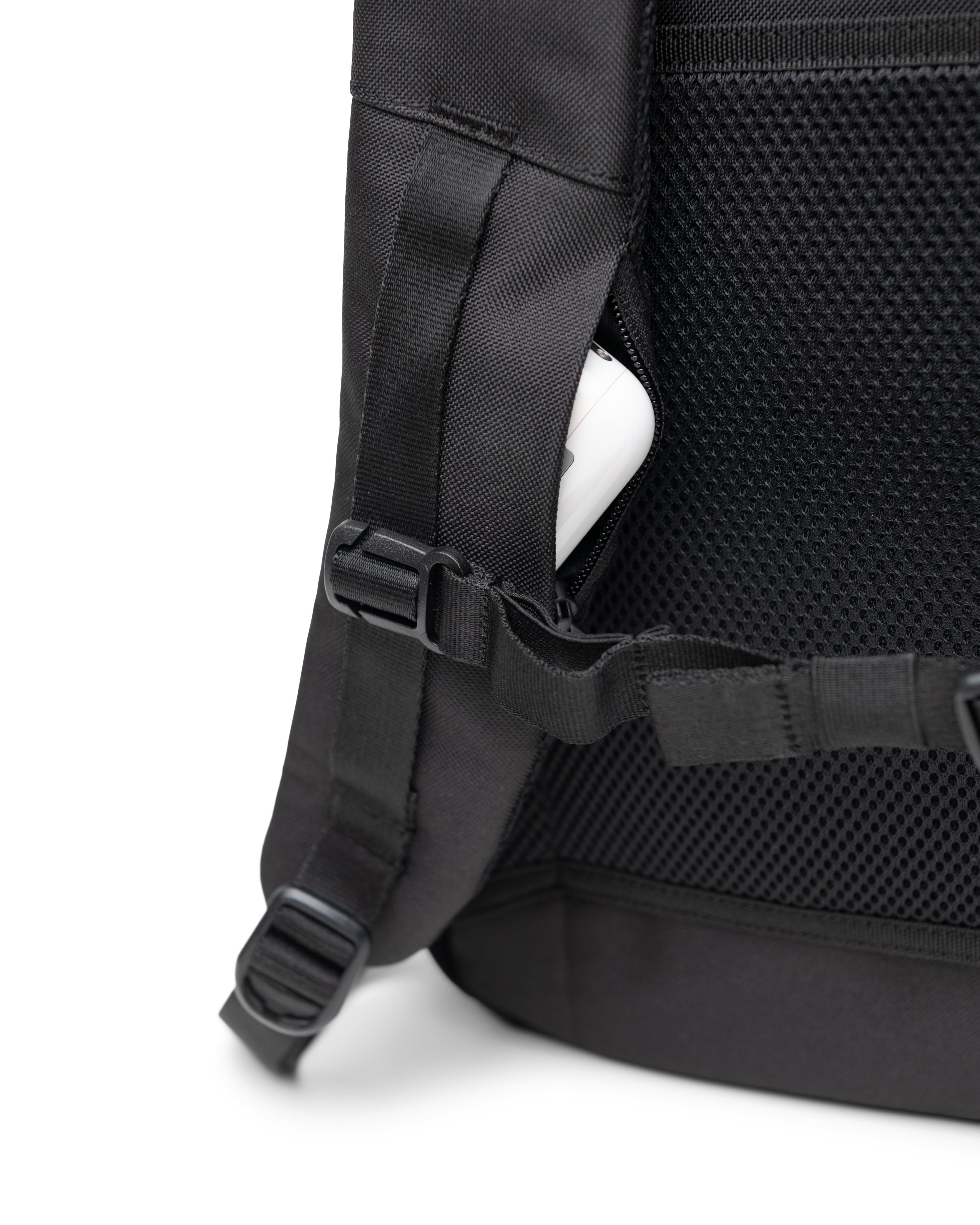 Herschel Kaslo Backpack Tech 30L in Black — detail view