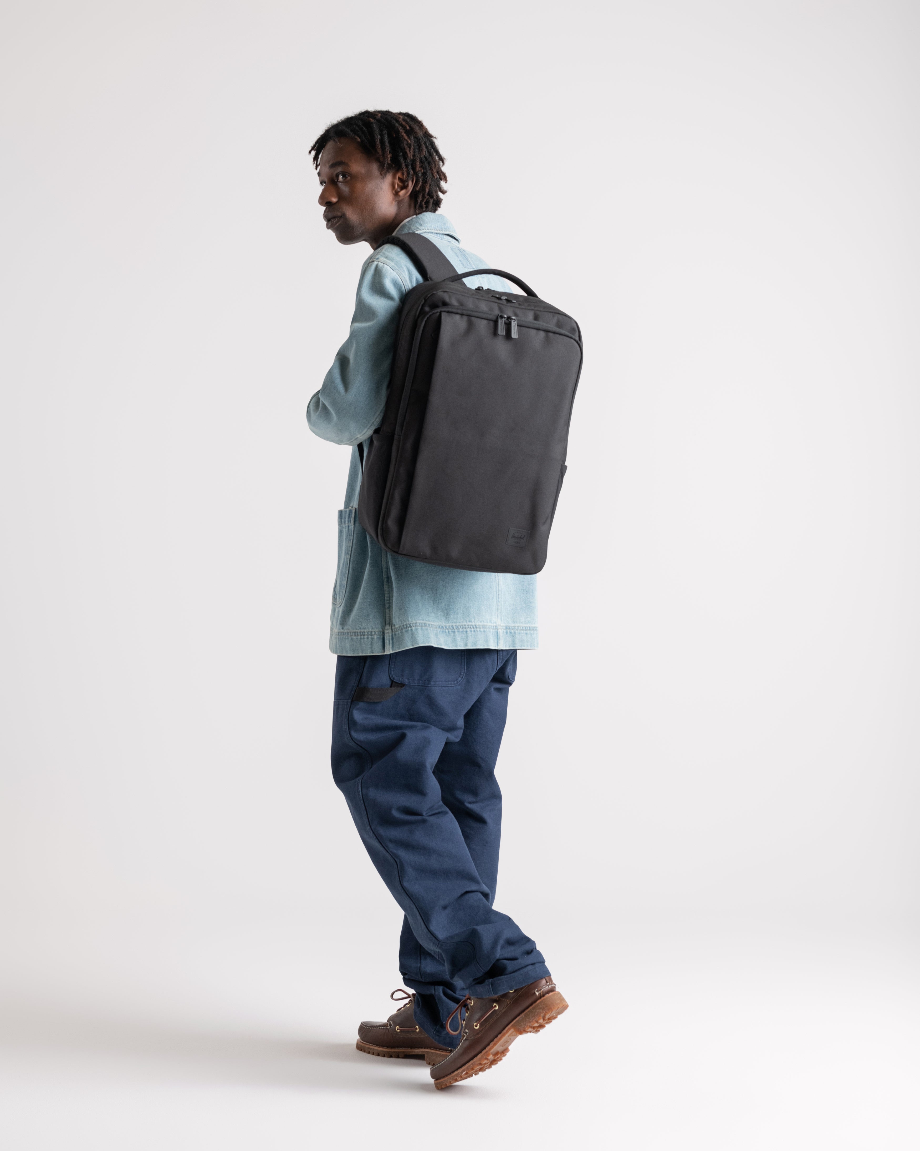 Herschel Kaslo Backpack Tech 30L in Black — lifestyle