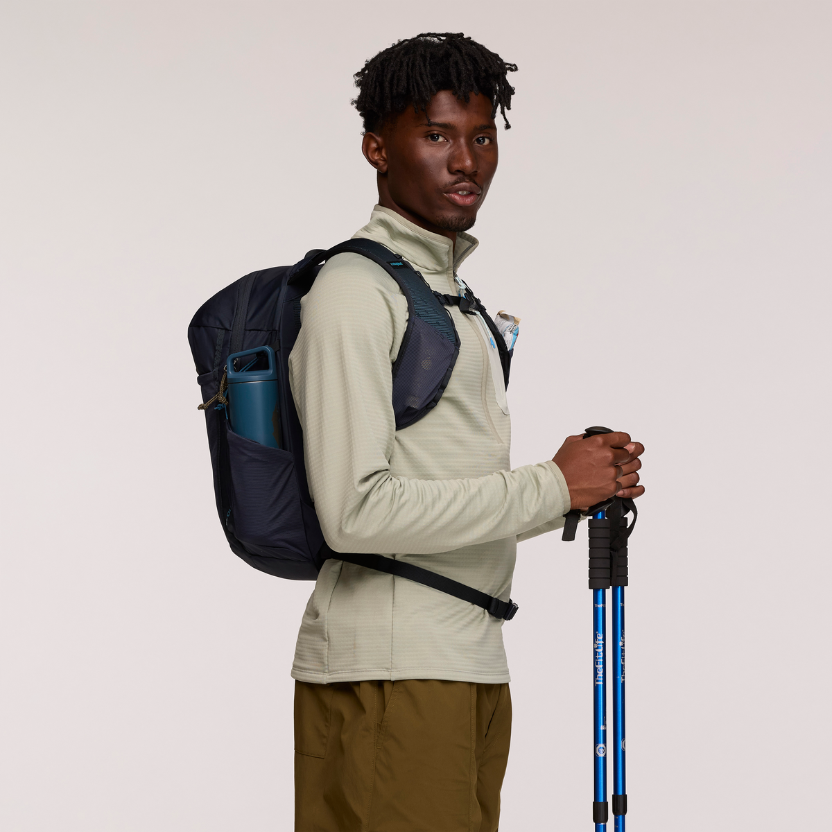 Cotopaxi Elqui 18L Backpack in Carbon — detail view