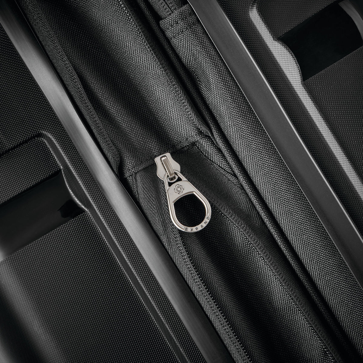 Samsonite Outline Pro Carry-On Spinner in Midnight Black — detail view 2
