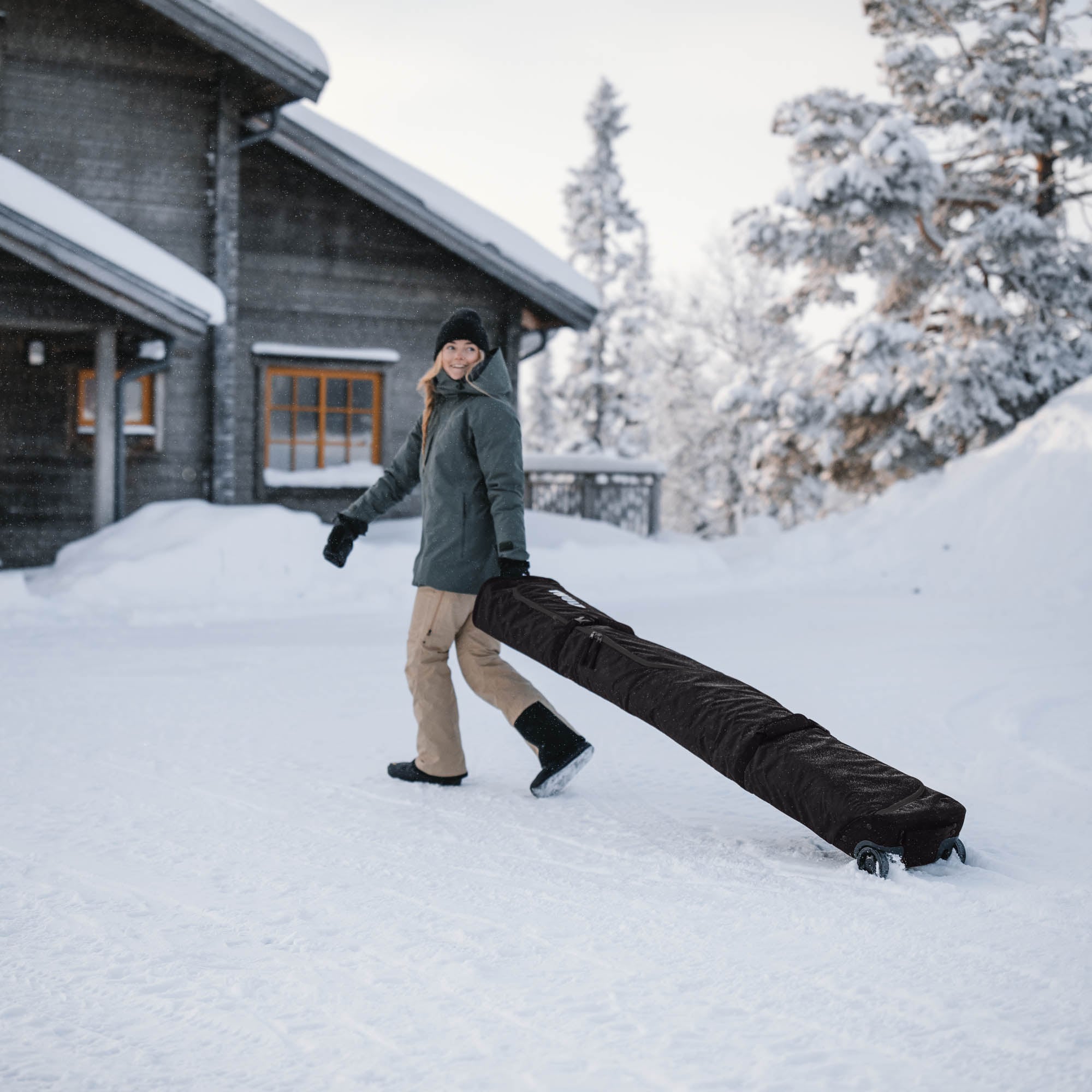 Thule RoundTrip Snowboard Roller 165cm in Black — lifestyle 3 # color_Black