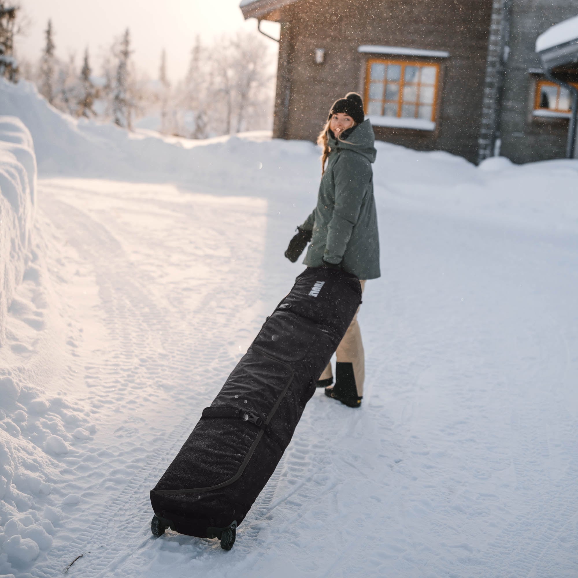 Thule RoundTrip Snowboard Roller 165cm in Black — lifestyle 2 # color_Black