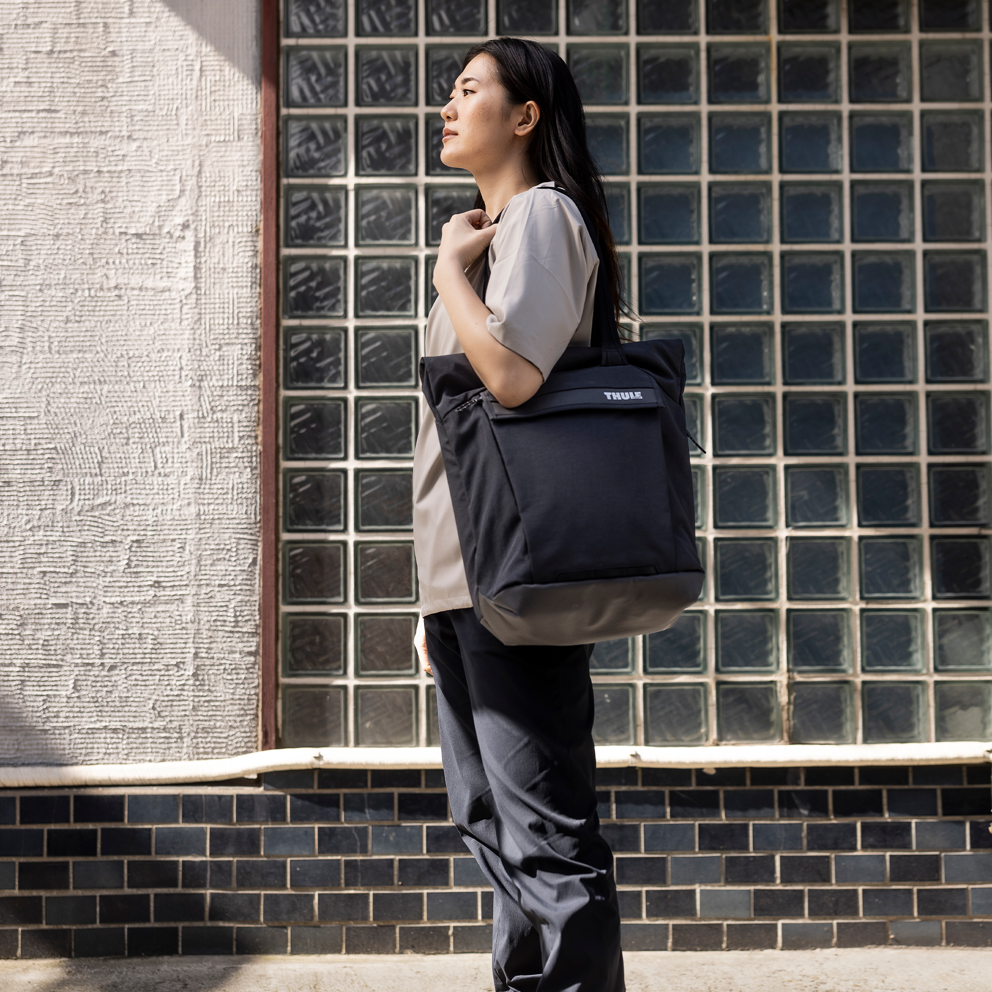 Thule Paramount Tote 22L — lifestyle