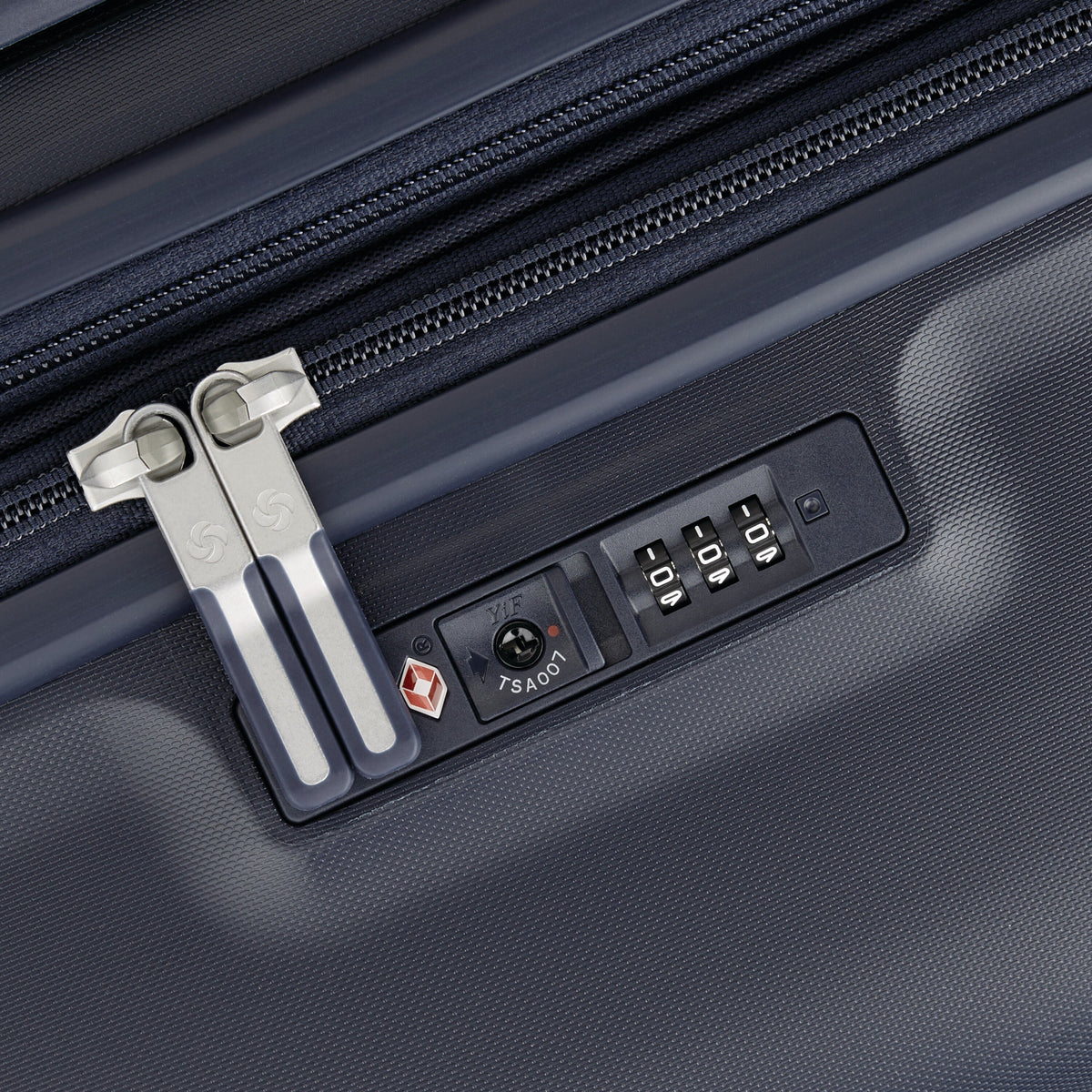 Samsonite Elevation Plus Large Spinner in Midnight Blue — detail view 5