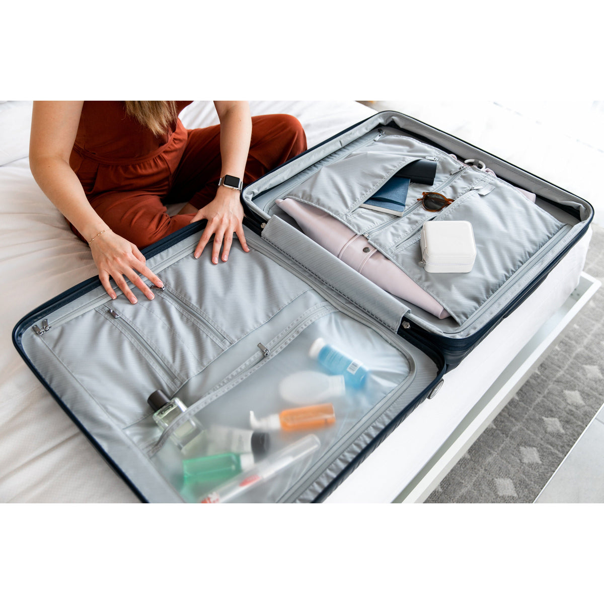 Samsonite Elevation Plus Large Spinner in Triple Black — lifestyle 2