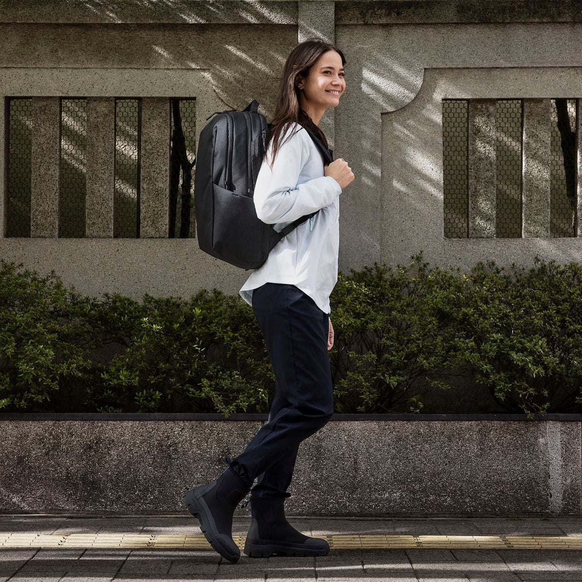 Thule Subterra 2 Backpack 21L in Black — lifestyle 3