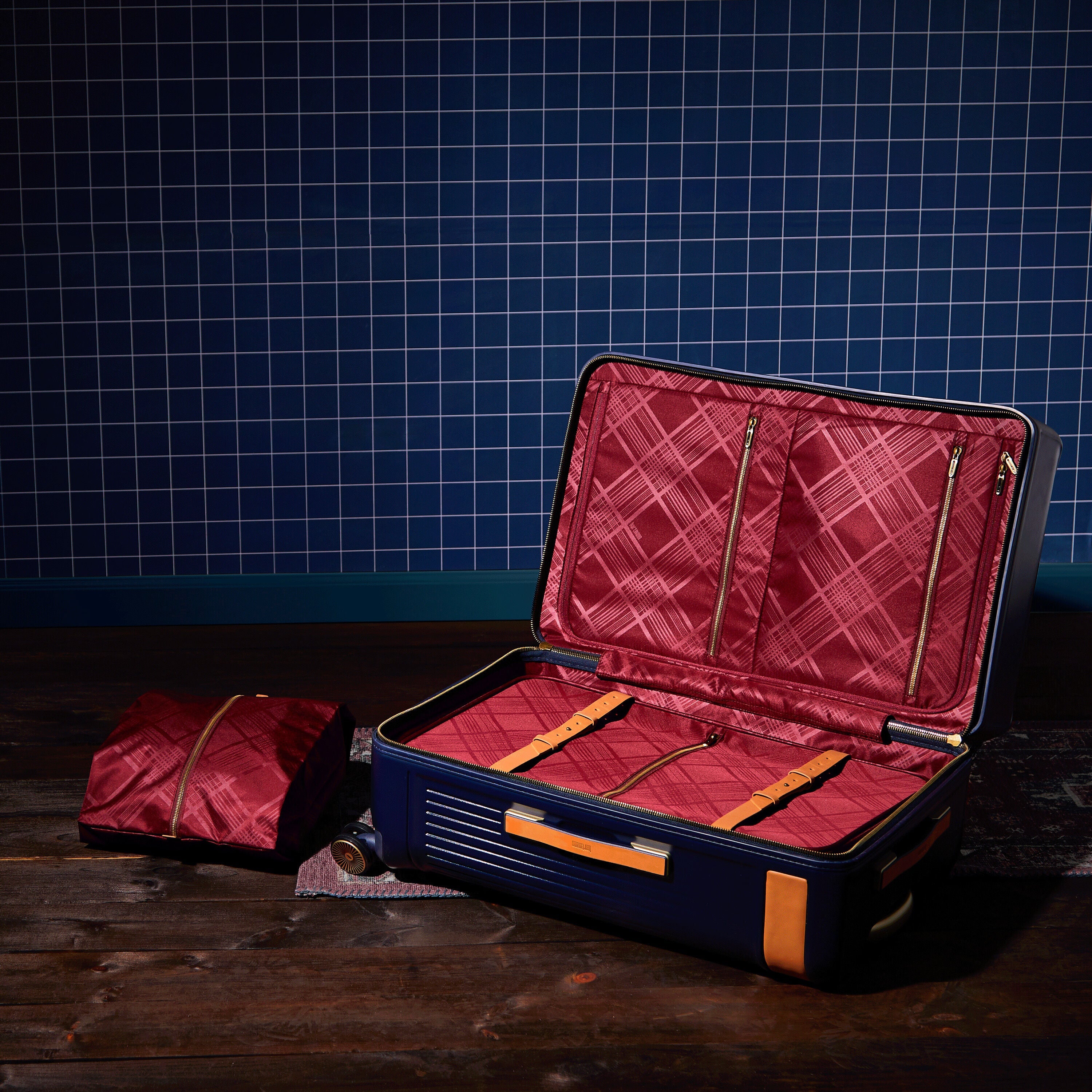 Hartmann Reserve Medium Trunk Spinner in Oak — interior view