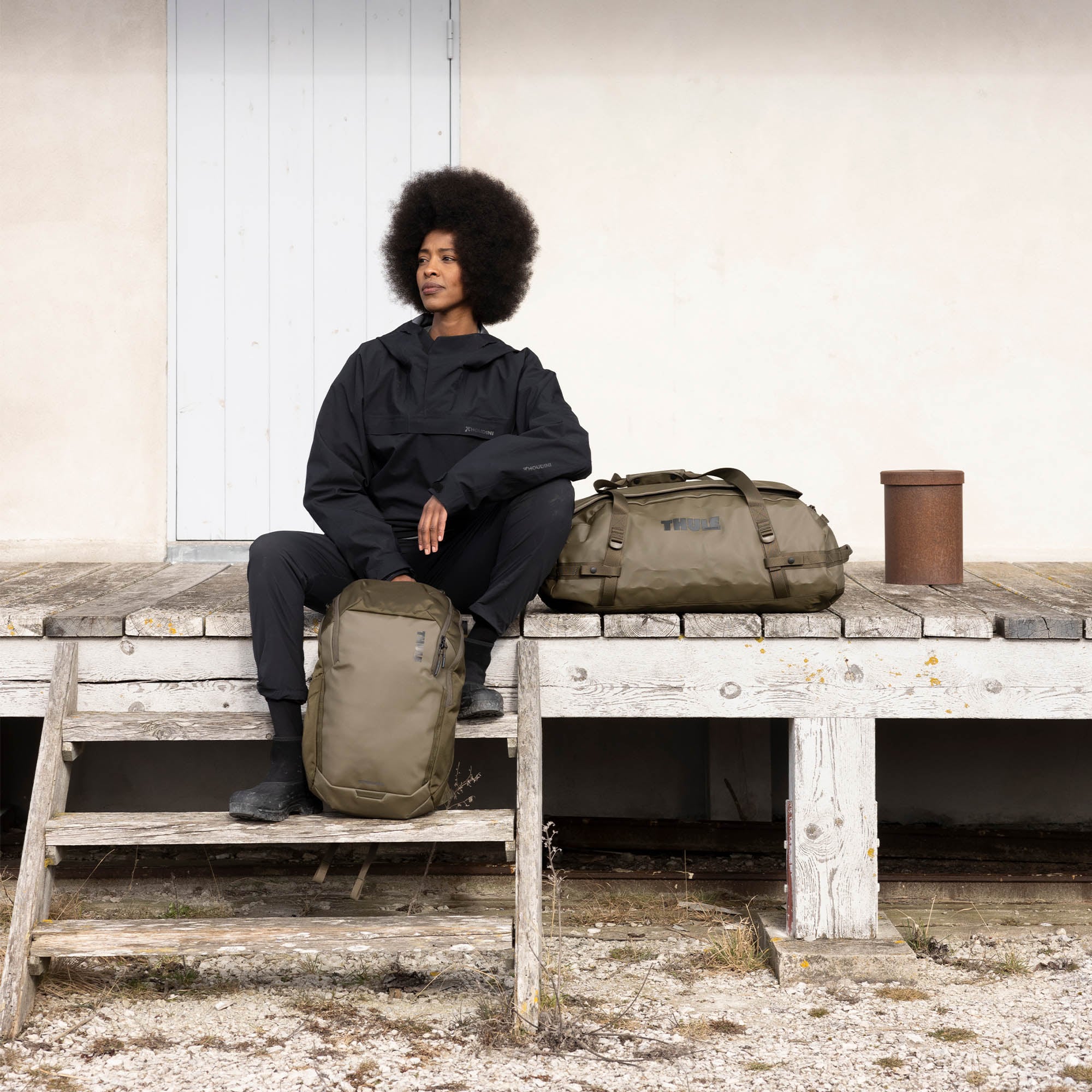 Thule Chasm 40L Duffel in Deep Khaki — lifestyle # color_Deep Khaki