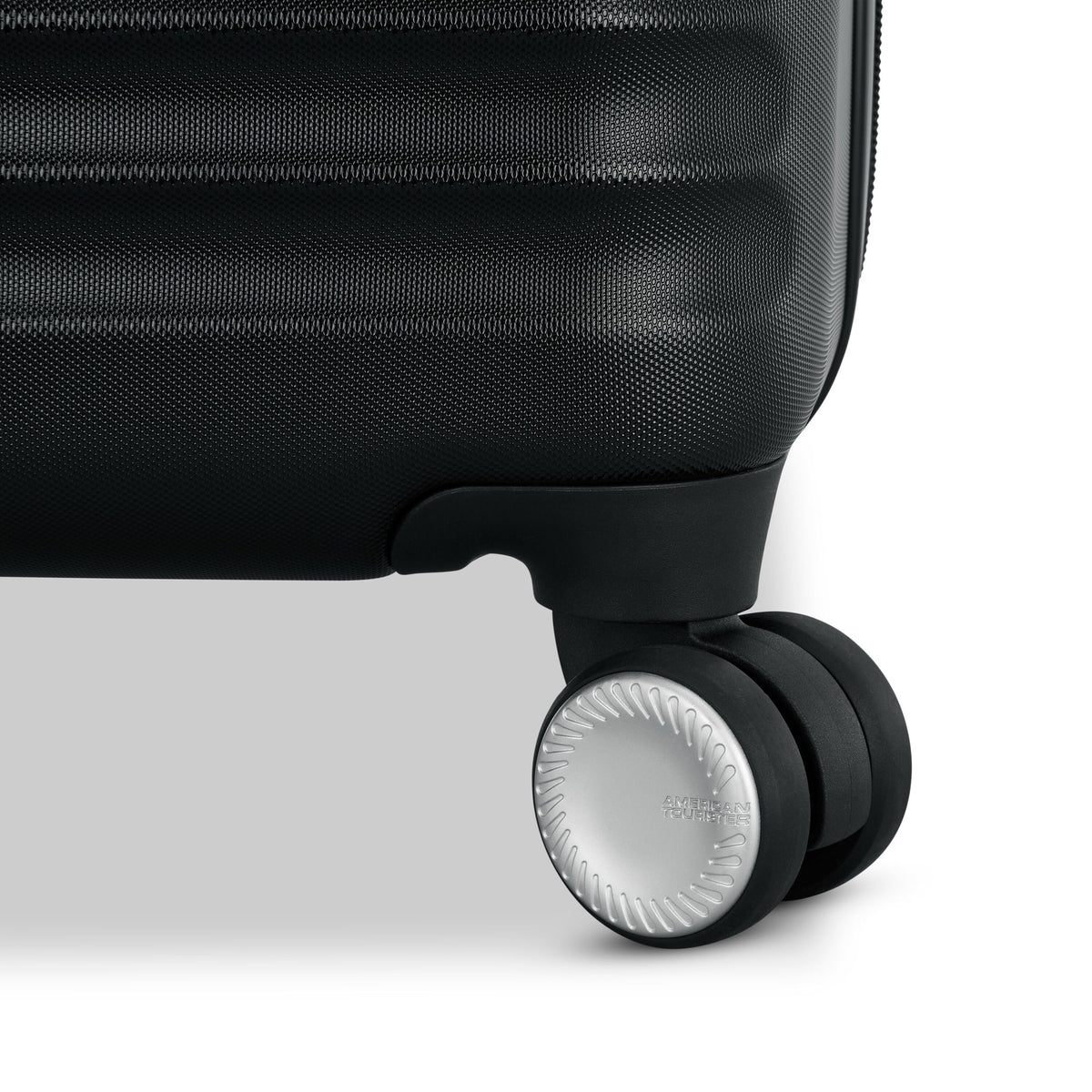 American Tourister Stratum 3.0 Medium Spinner in Black — detail view 5