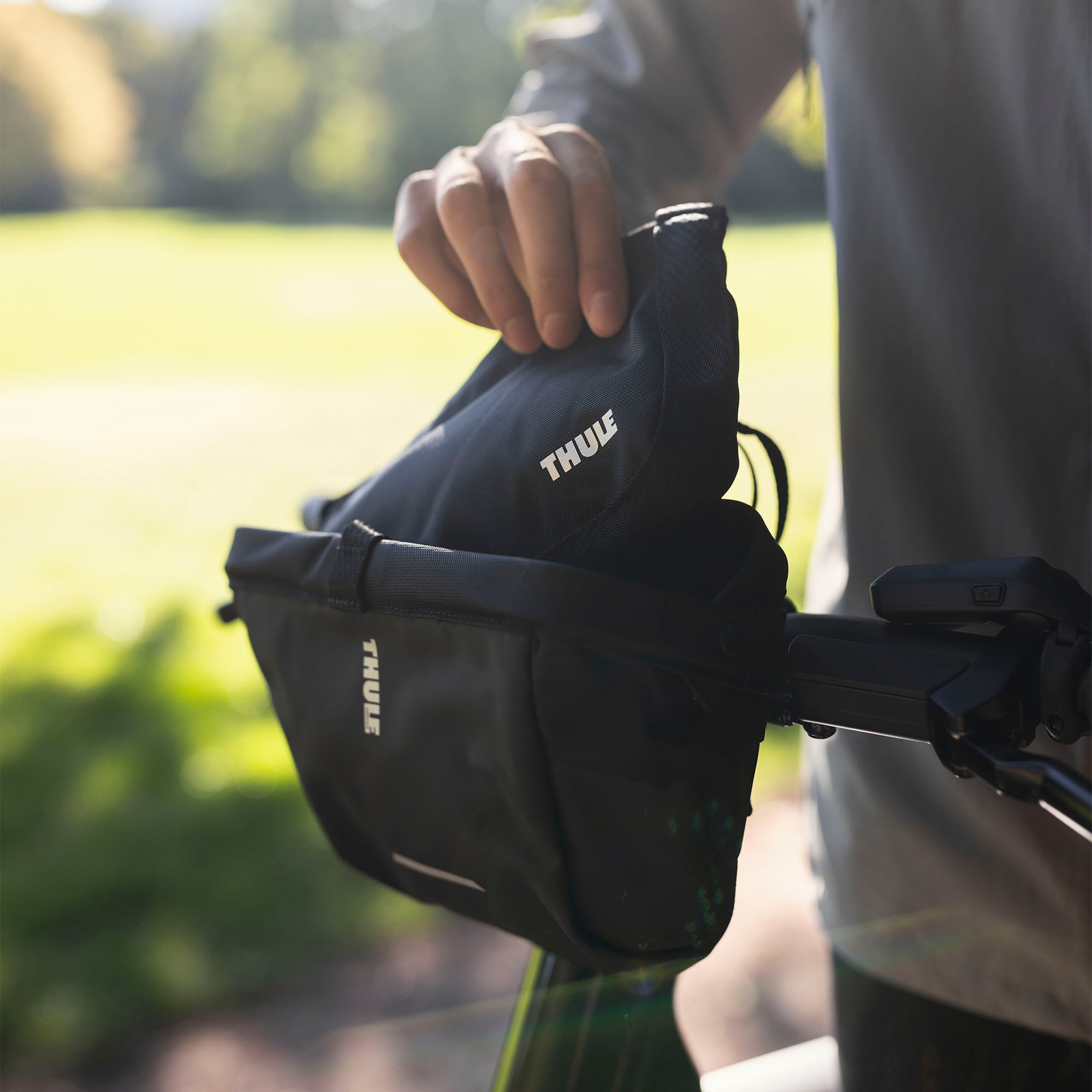 Thule Chasm Handlebar Bag 2L — lifestyle