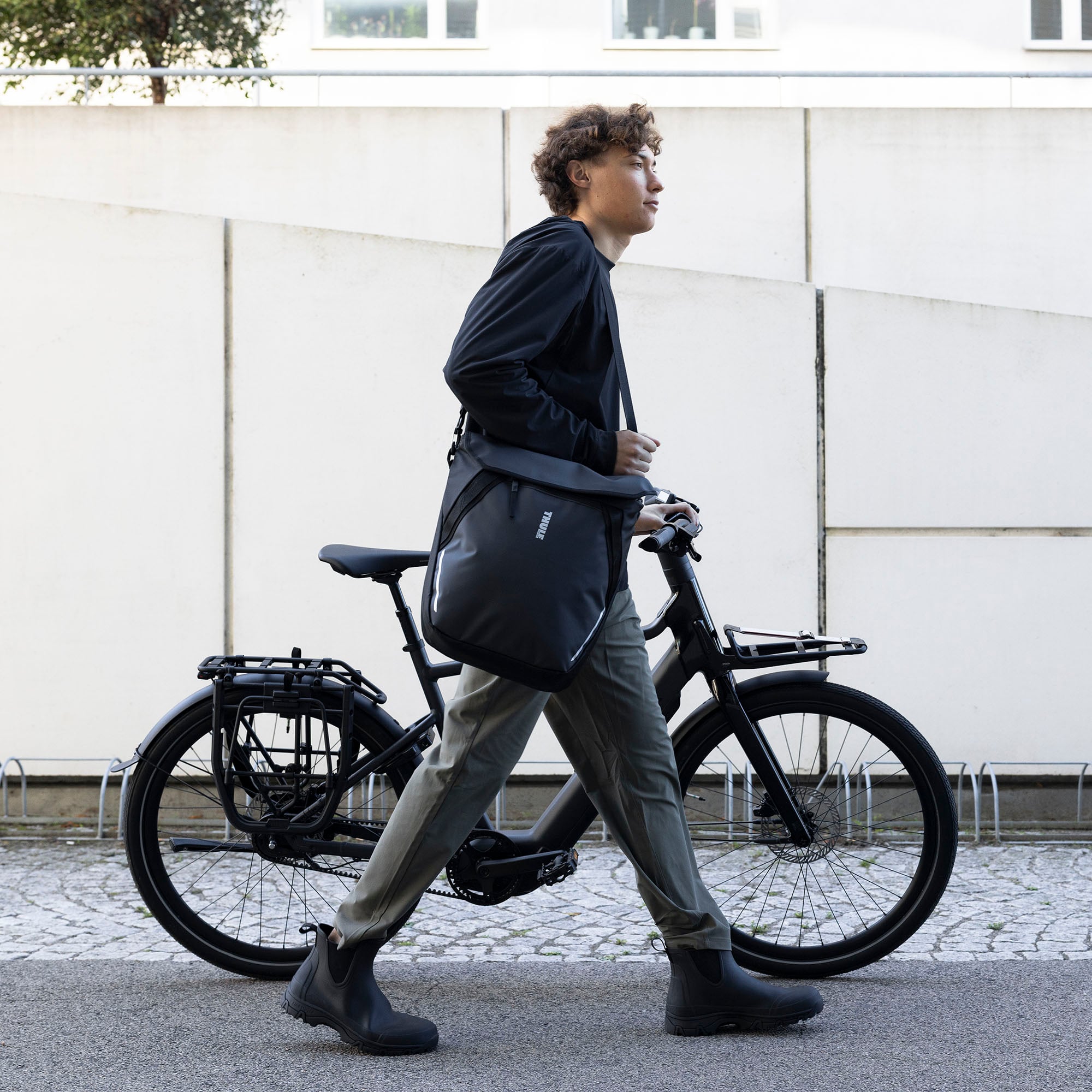 Thule Chasm Courier with InLock 22L — lifestyle