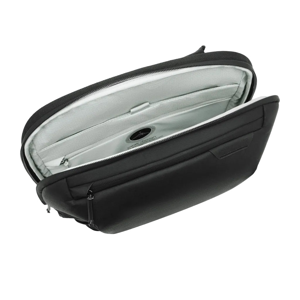 Peak Design Travel Backpack 2-in-1 40L - Black in use