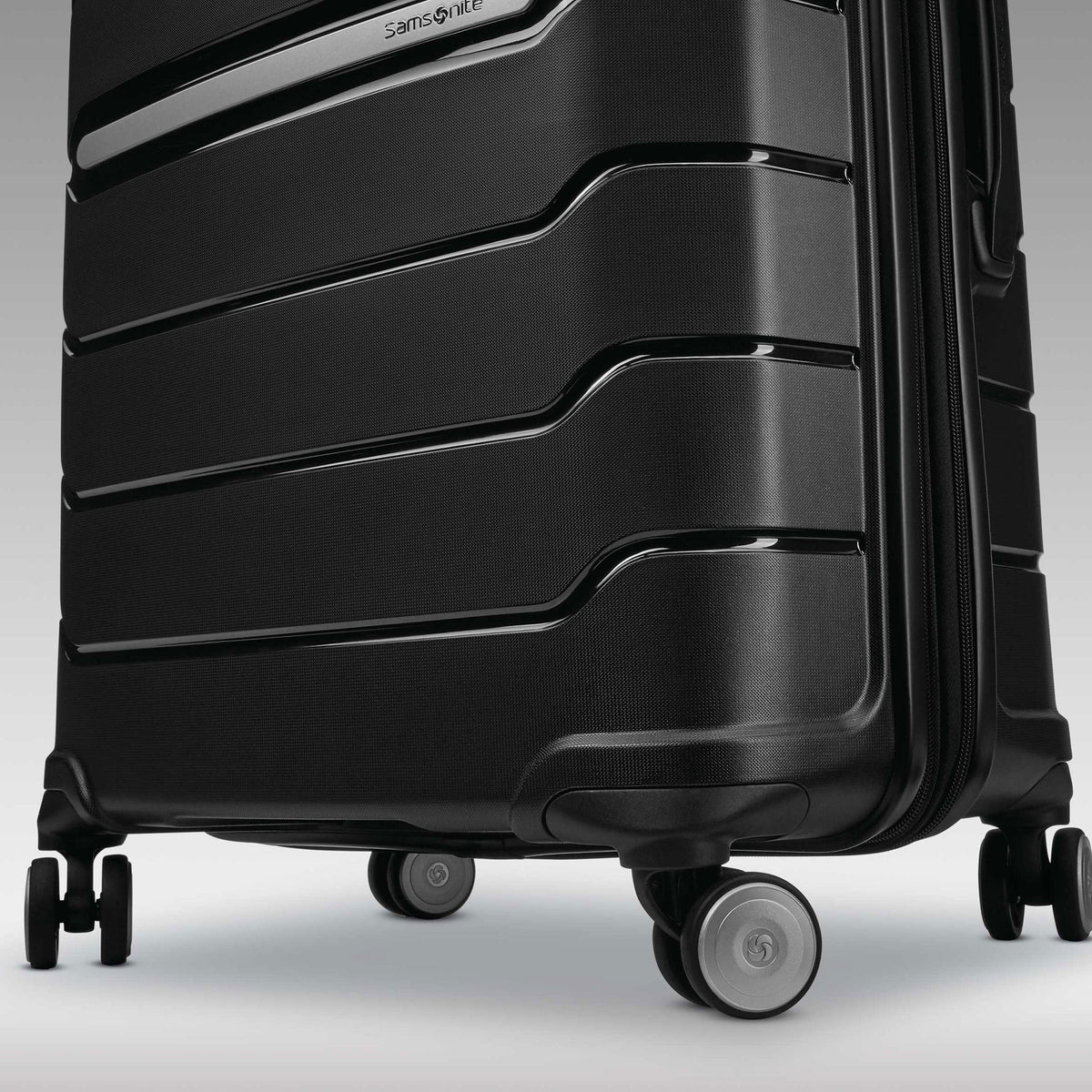 Samsonite Freeform 21" Spinner in Black — detail view 3