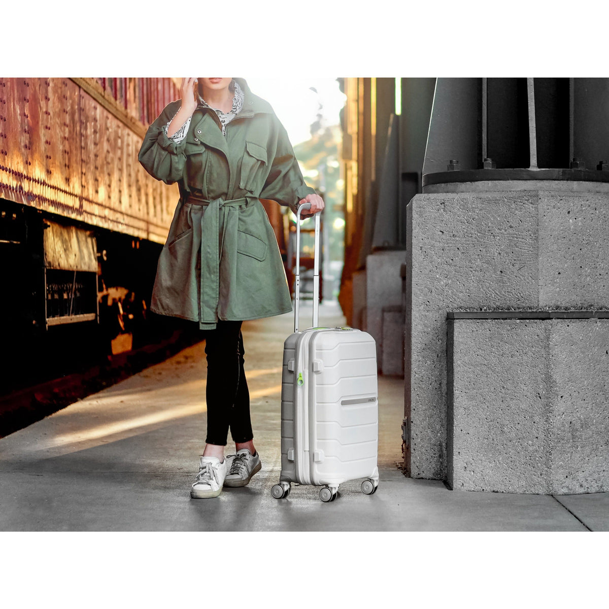 Samsonite Freeform 21" Spinner in White/Grey — lifestyle 2