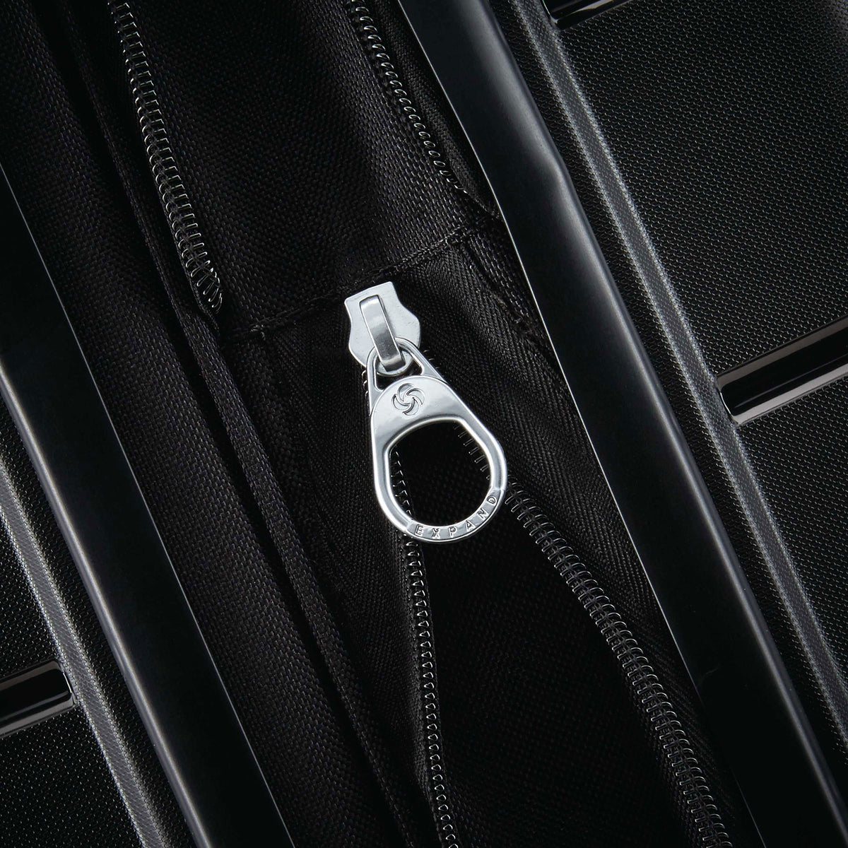 Samsonite Freeform 24" Spinner in Black — detail view 2