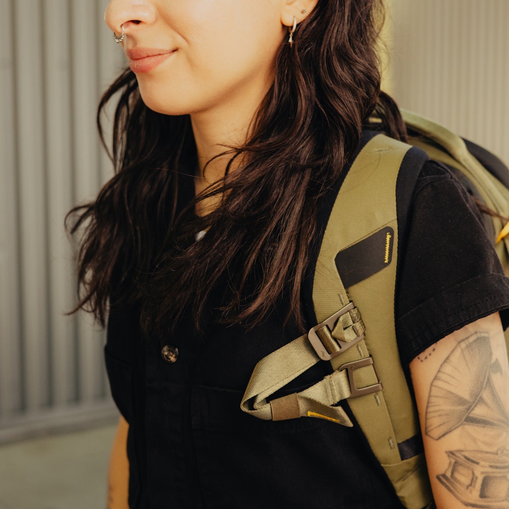 Peak Design Everyday Backpack Zip 20L in Kelp — lifestyle 2 # color_Kelp
