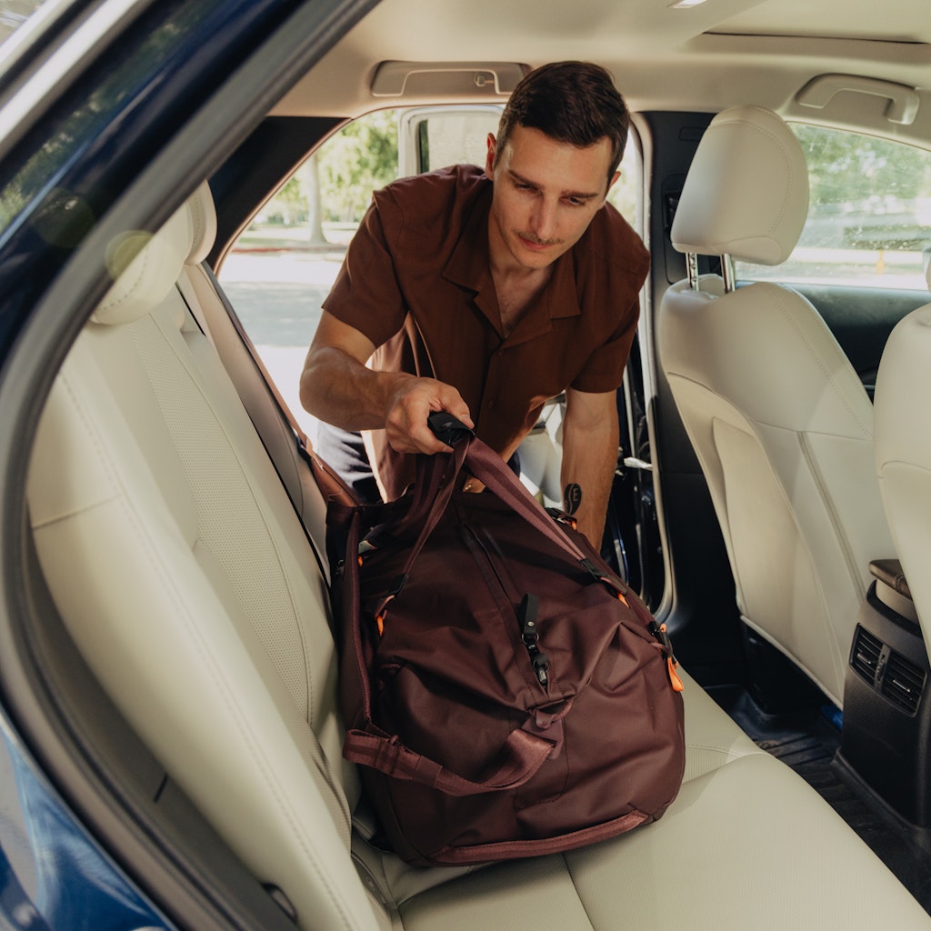 Peak Design Travel Duffel 35L in Eclipse — lifestyle 3 # color_Eclipse