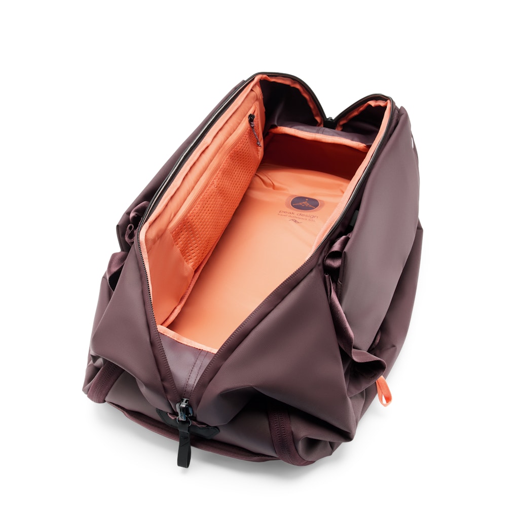 Peak Design Travel Duffelpack 65L in Eclipse — interior view # color_Eclipse