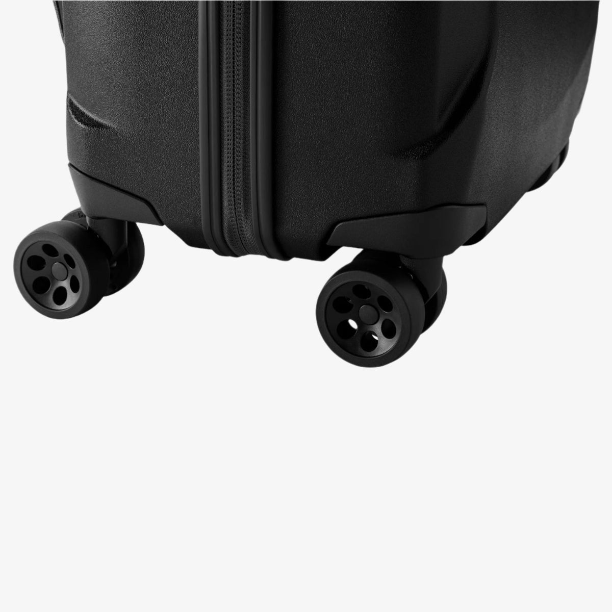 Eagle Creek Tarmac 26"/65L Luggage in Black — angle view 3 # color_Black
