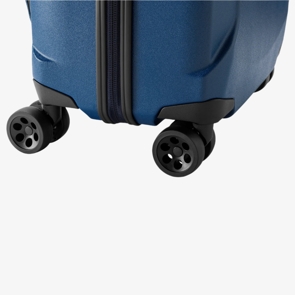 Eagle Creek Tarmac 26"/65L Luggage in Blue Jay — angle view 3 # color_Blue Jay