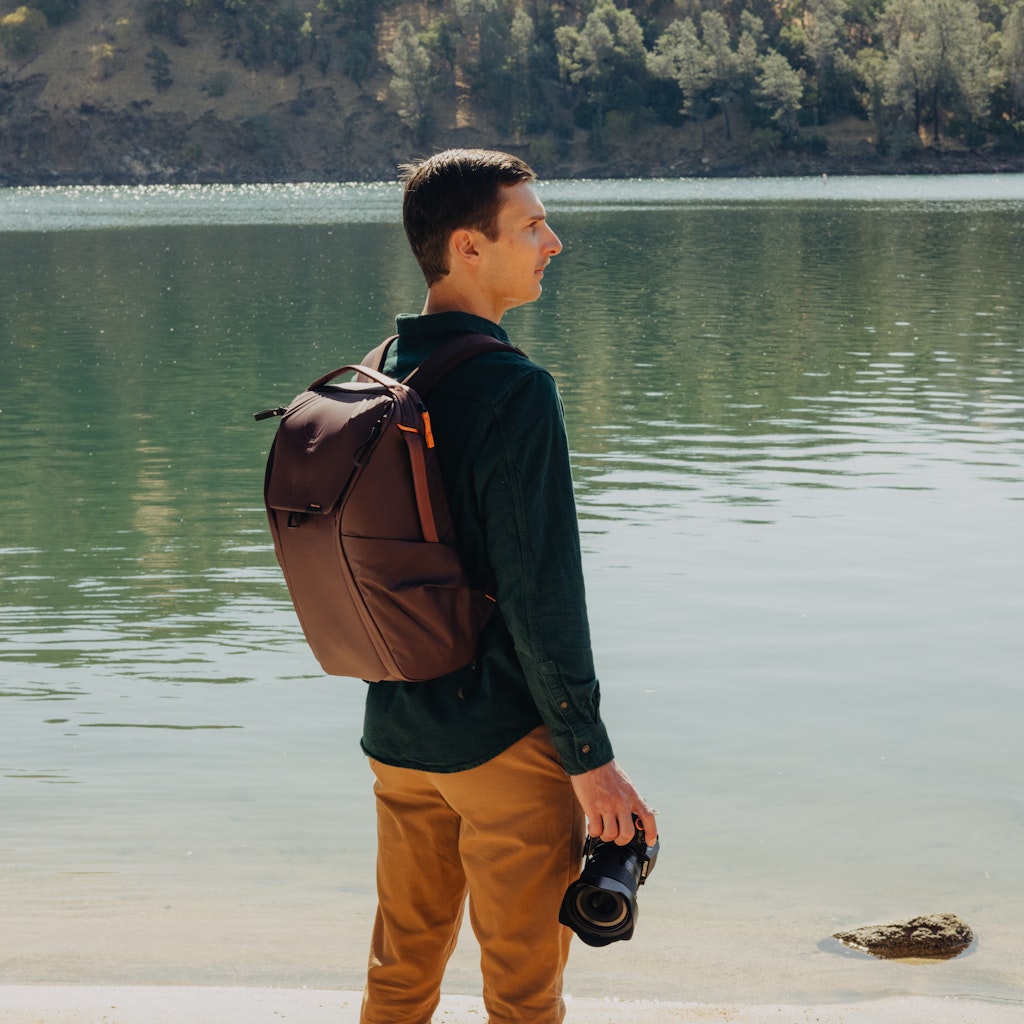 Peak Design Everyday Backpack 20L in Eclipse — lifestyle 2
