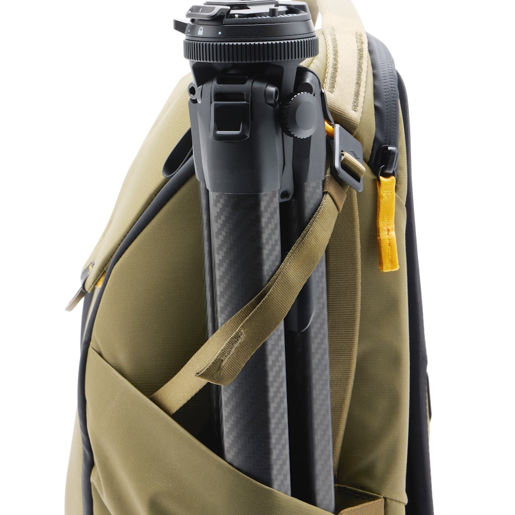 Peak Design Everyday Backpack 20L in Kelp — detail view
