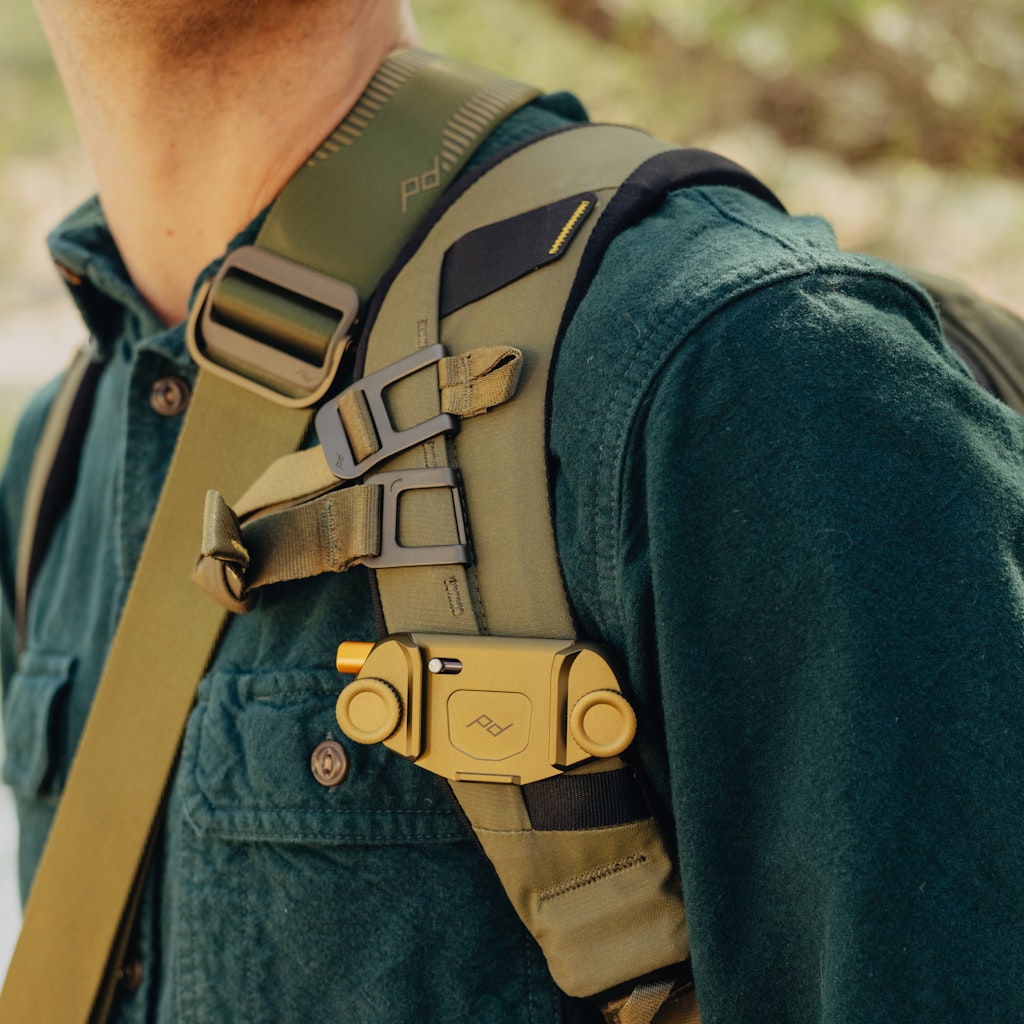 Peak Design Everyday Backpack 20L in Kelp — lifestyle 4
