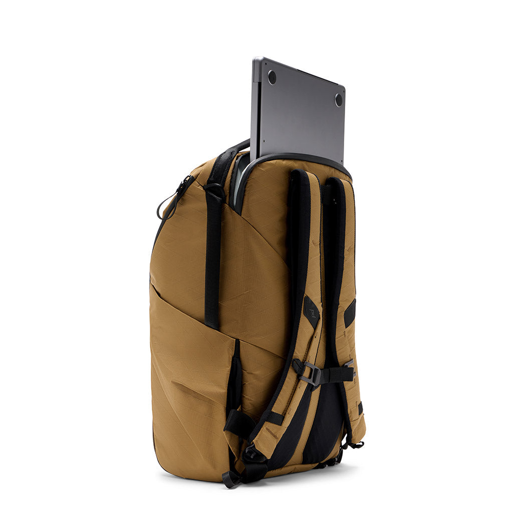 Peak Design Everyday Backpack 30L - Coyote in use