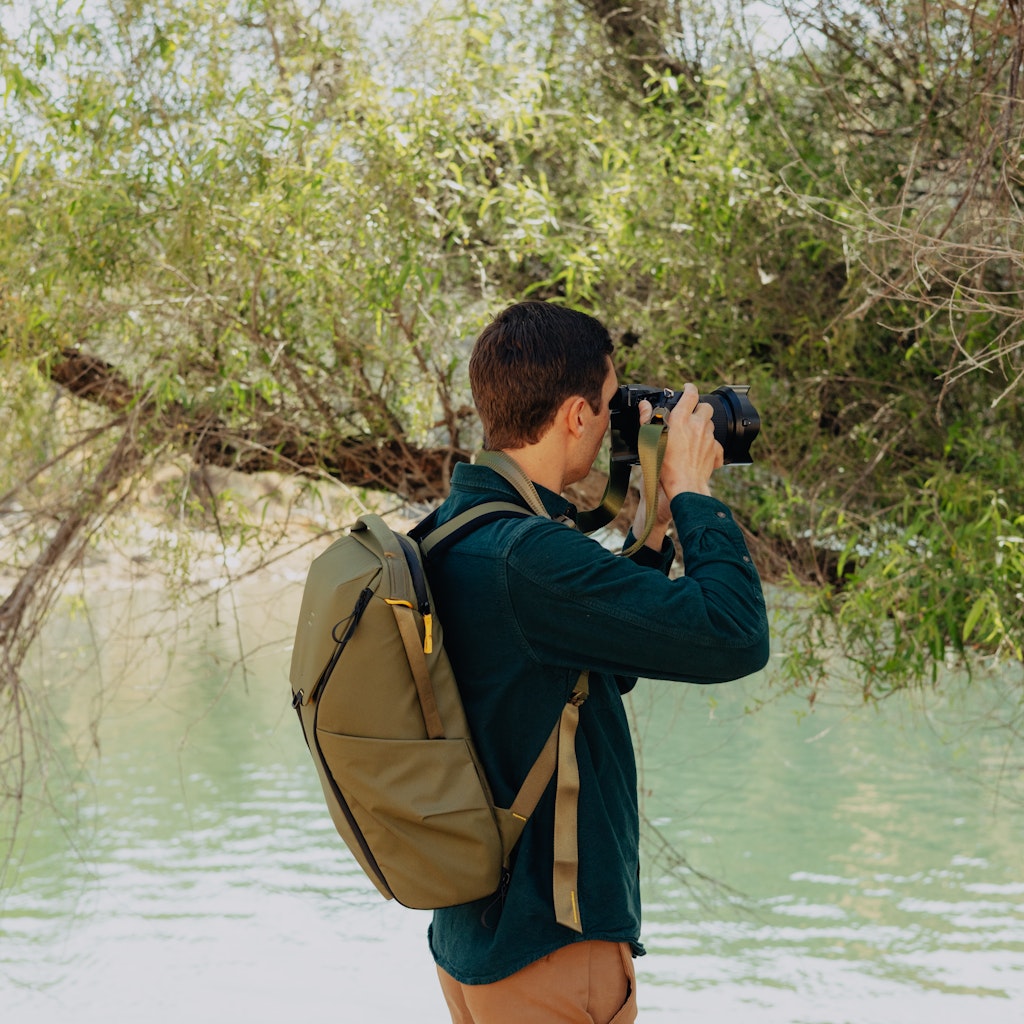 Peak Design Everyday Backpack 30L in Kelp — lifestyle 4