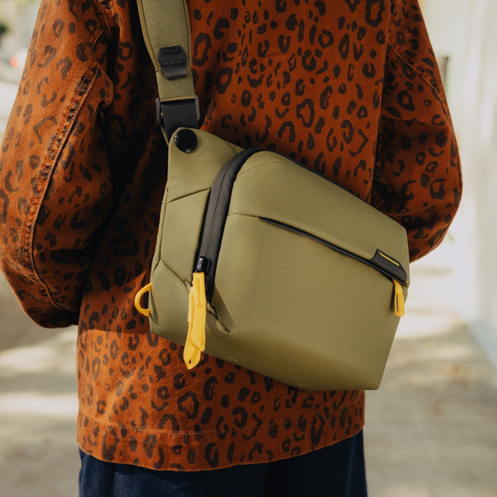 Peak Design Everyday Sling 3L in Kelp — lifestyle # color_Kelp