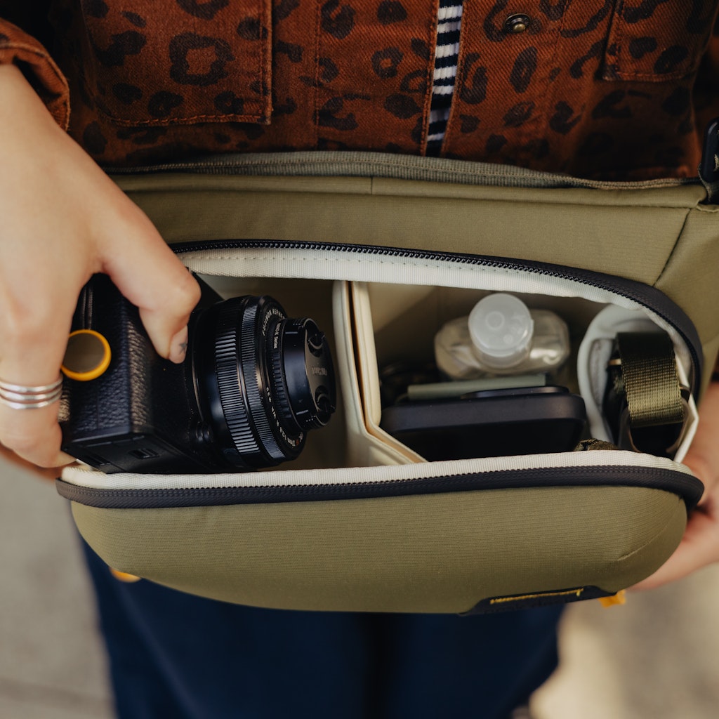 Peak Design Everyday Sling 3L in Kelp — lifestyle 2 # color_Kelp
