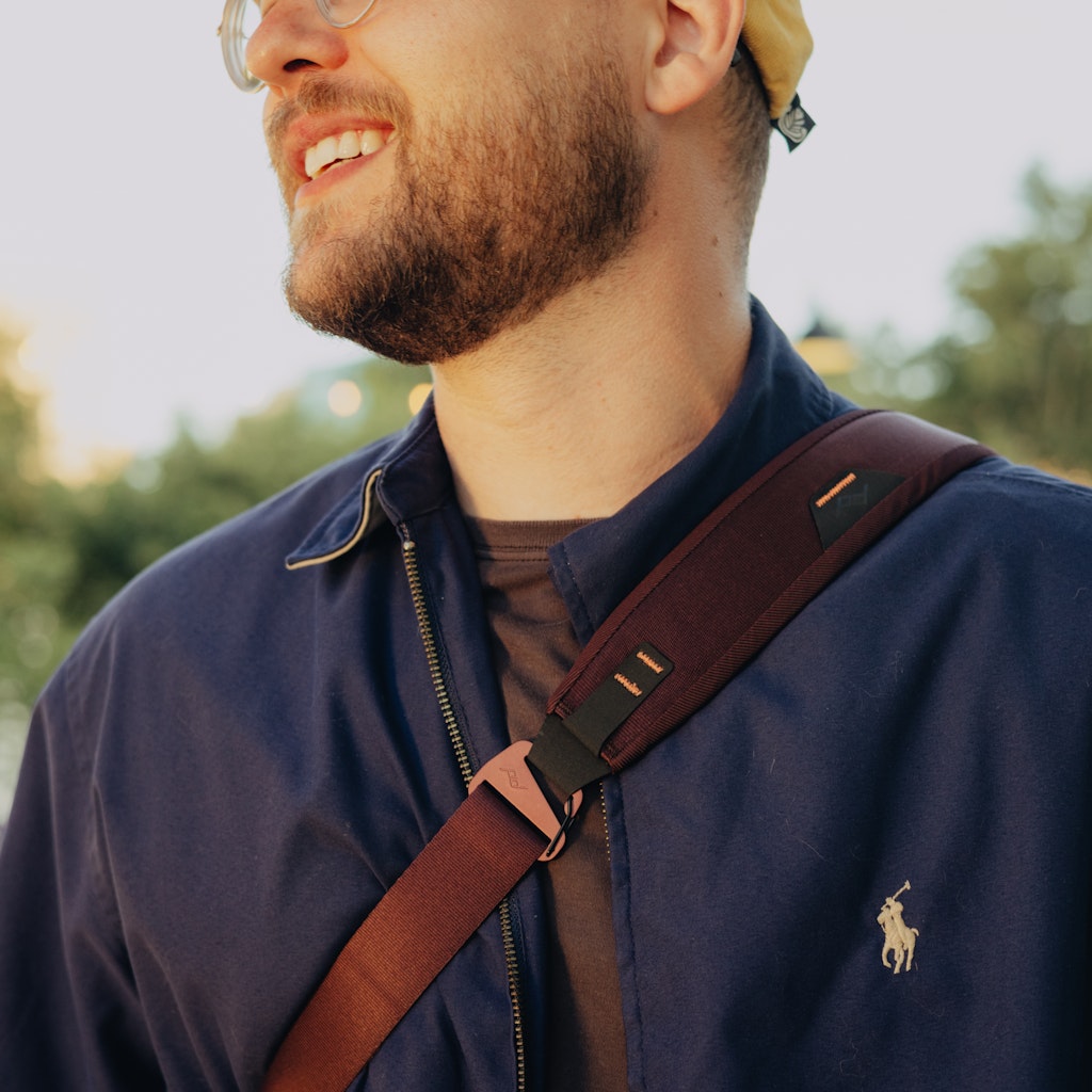 Peak Design Everyday Sling 6L in Eclipse — lifestyle 3