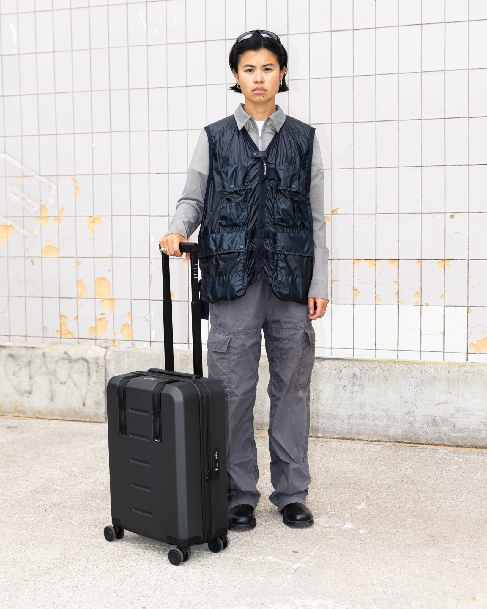 Db Journey Ramverk Carry-on in Black Out — lifestyle # color_Black Out
