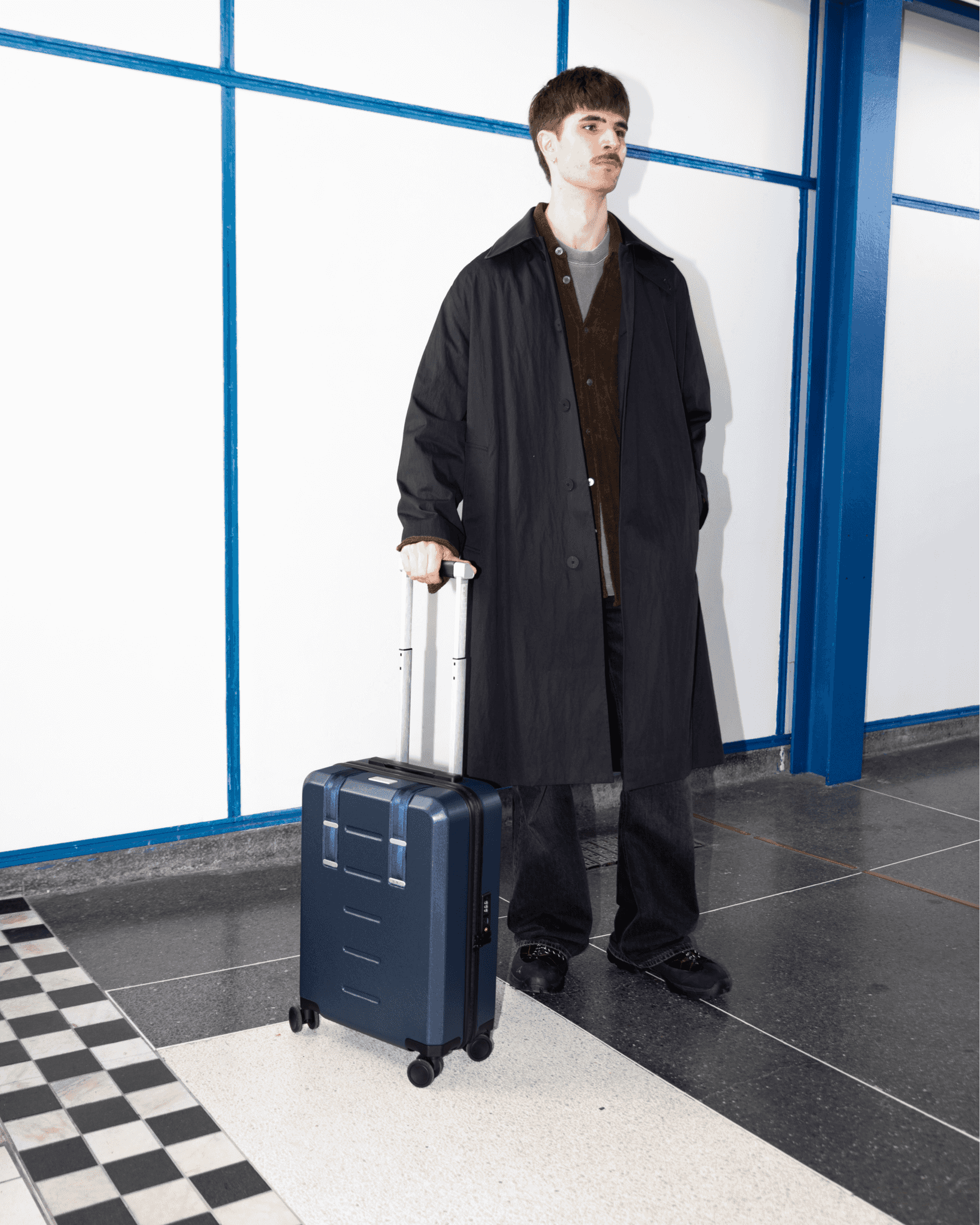 Db Journey Ramverk Carry-on in Blue Hour — lifestyle 2 # color_Blue Hour