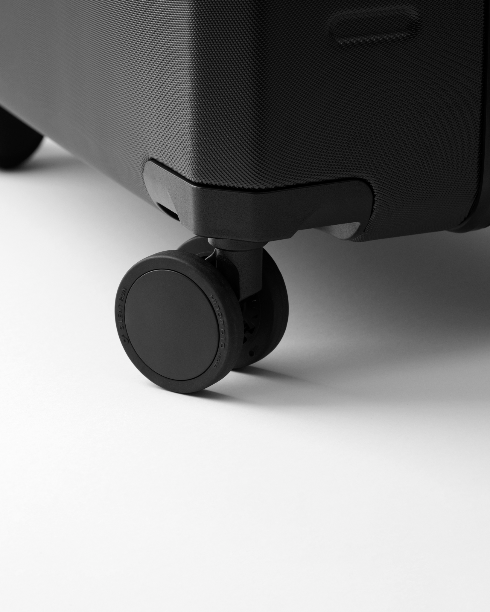 Db Journey Ramverk Check-in Luggage Medium in Black Out — detail view 2 # color_Black Out