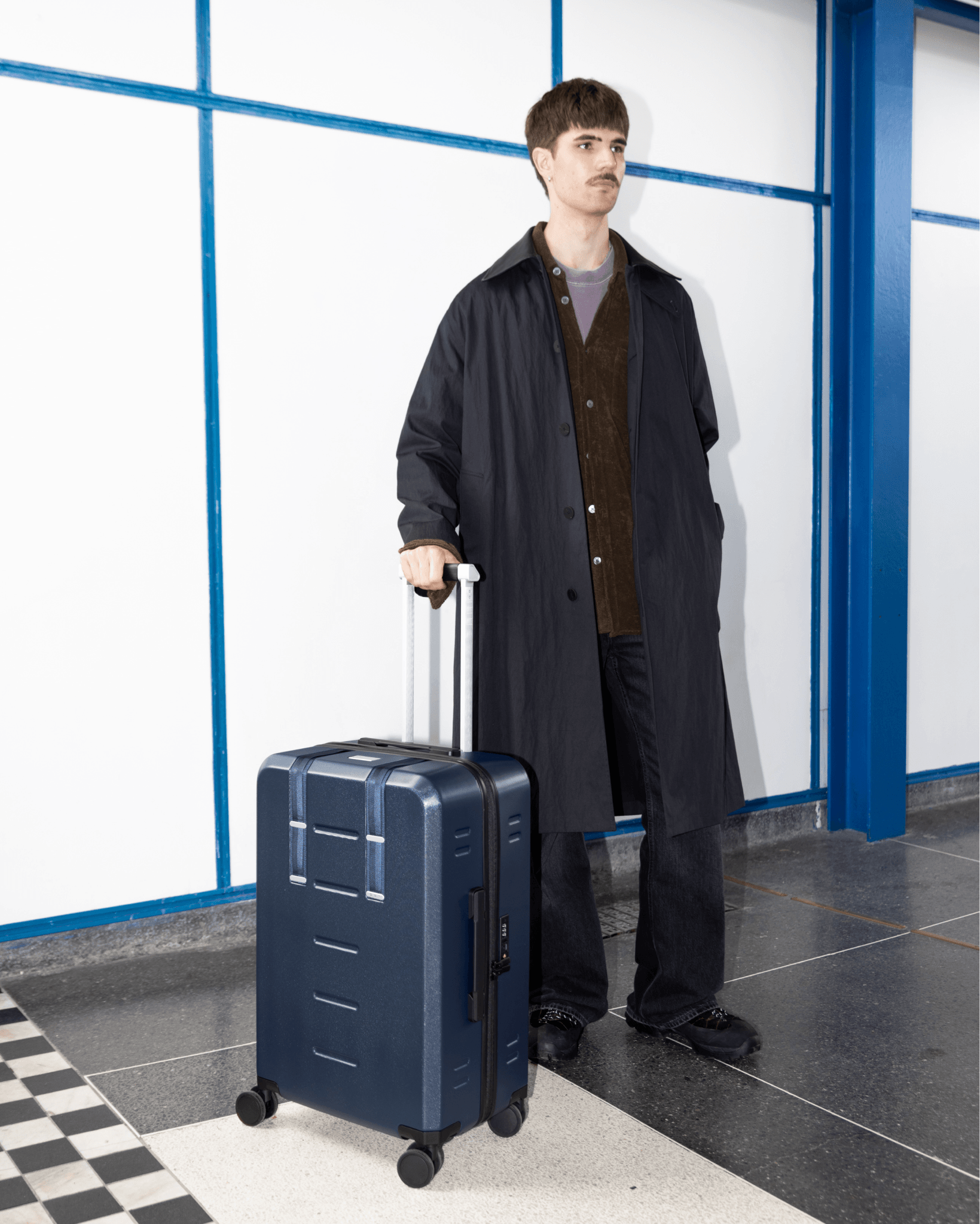 Db Journey Ramverk Check-in Luggage Medium in Blue Hour — lifestyle 2 # color_Blue Hour
