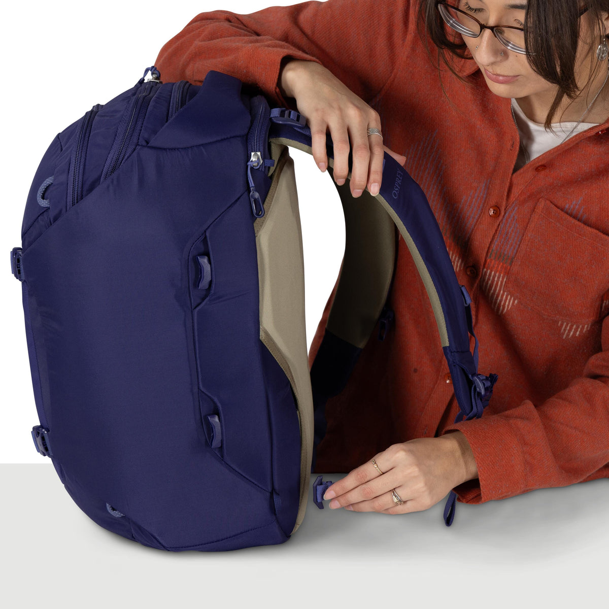 Osprey Sojourn Porter Travel Pack Carry-On-30L in Deep Fig — detail view 4