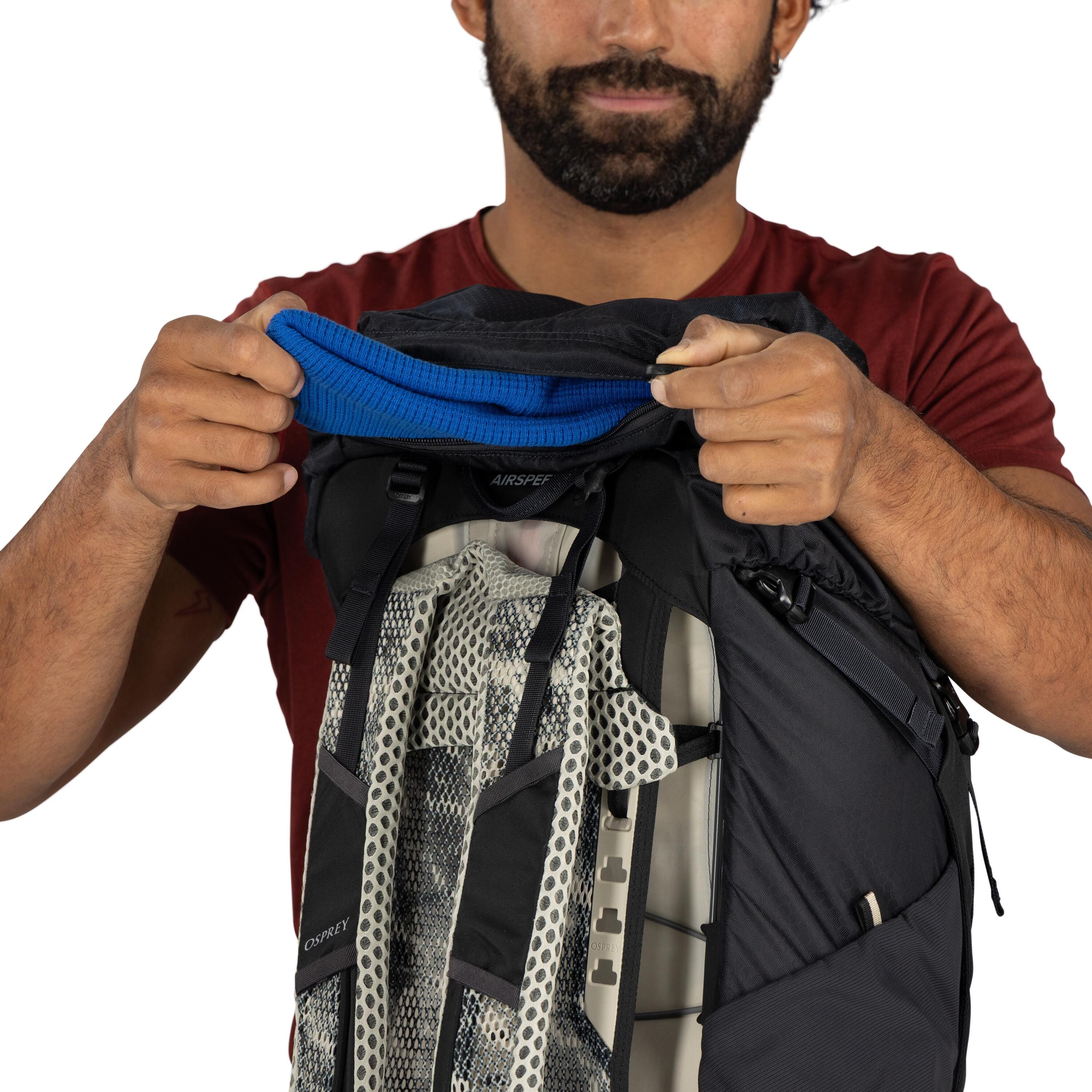 Osprey Stratos 36 Hiking Backpack 36L in Raven Black — detail view 4