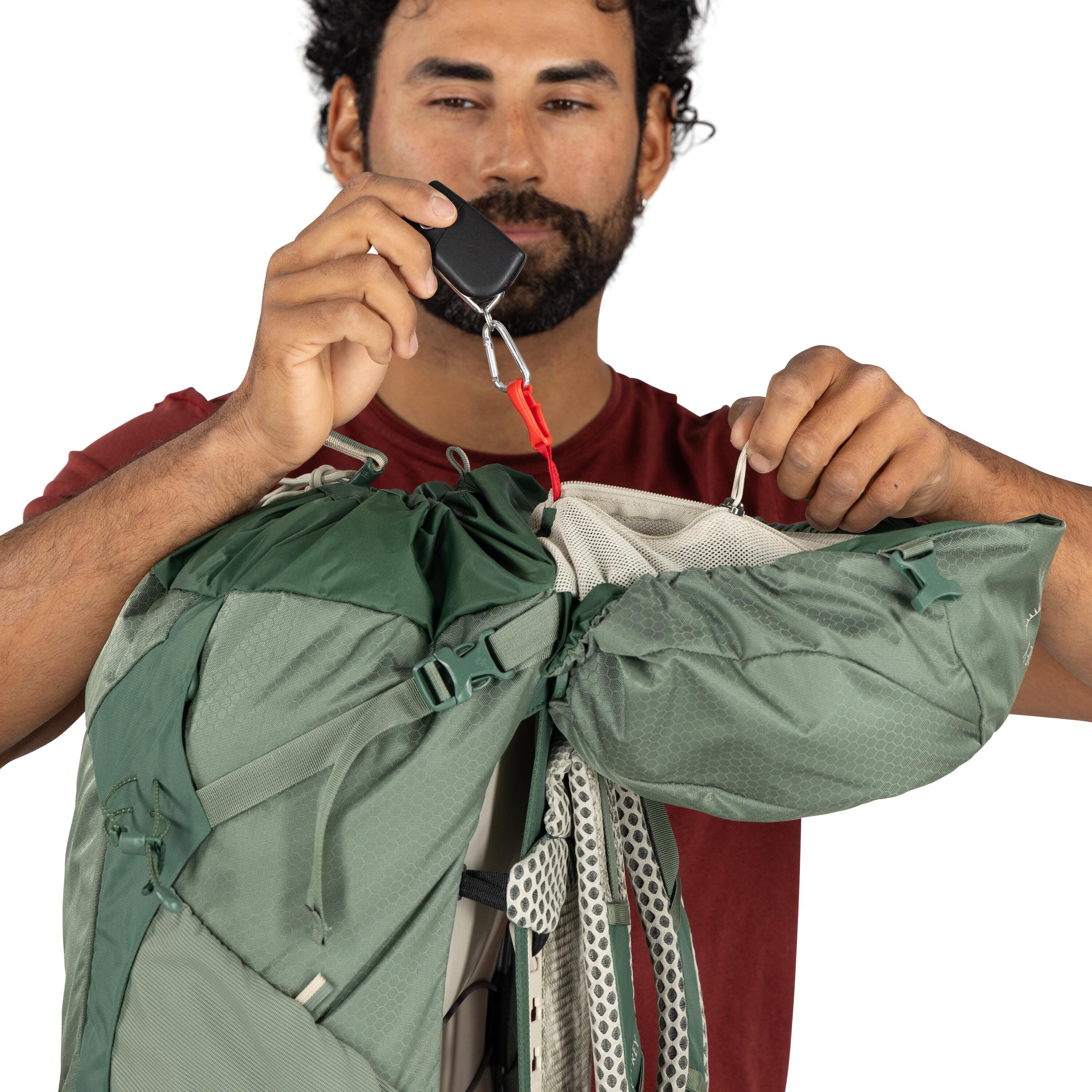 Osprey Stratos 44 Hiking Backpack 44L in Pine Leaf Green — detail view 2
