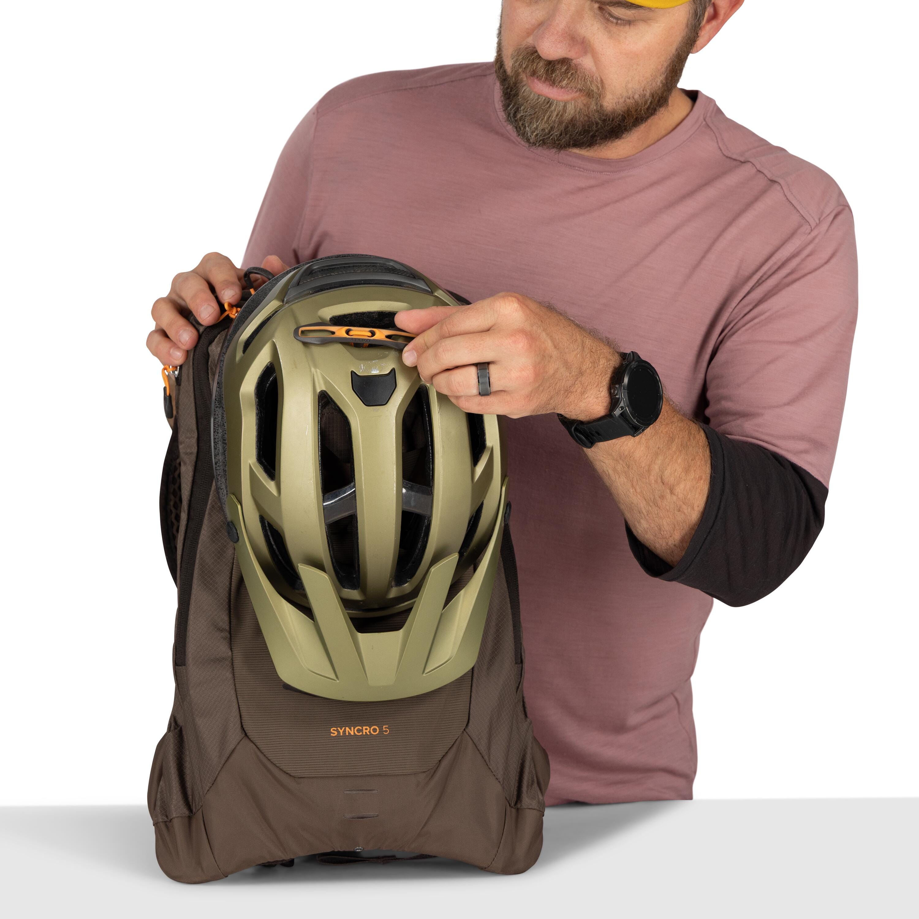 Osprey Syncro 5 Bike Hydration Pack 5L in Truffle Brown — detail view 4