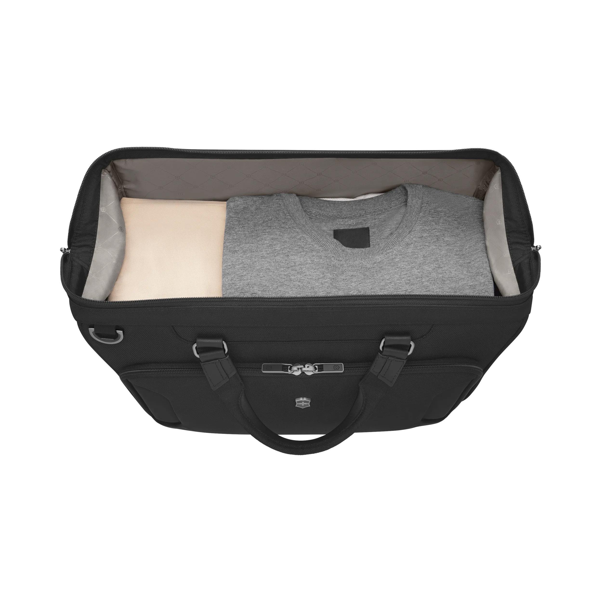 Victorinox Werks Traveler 7.0 Weekender in Black — interior view
