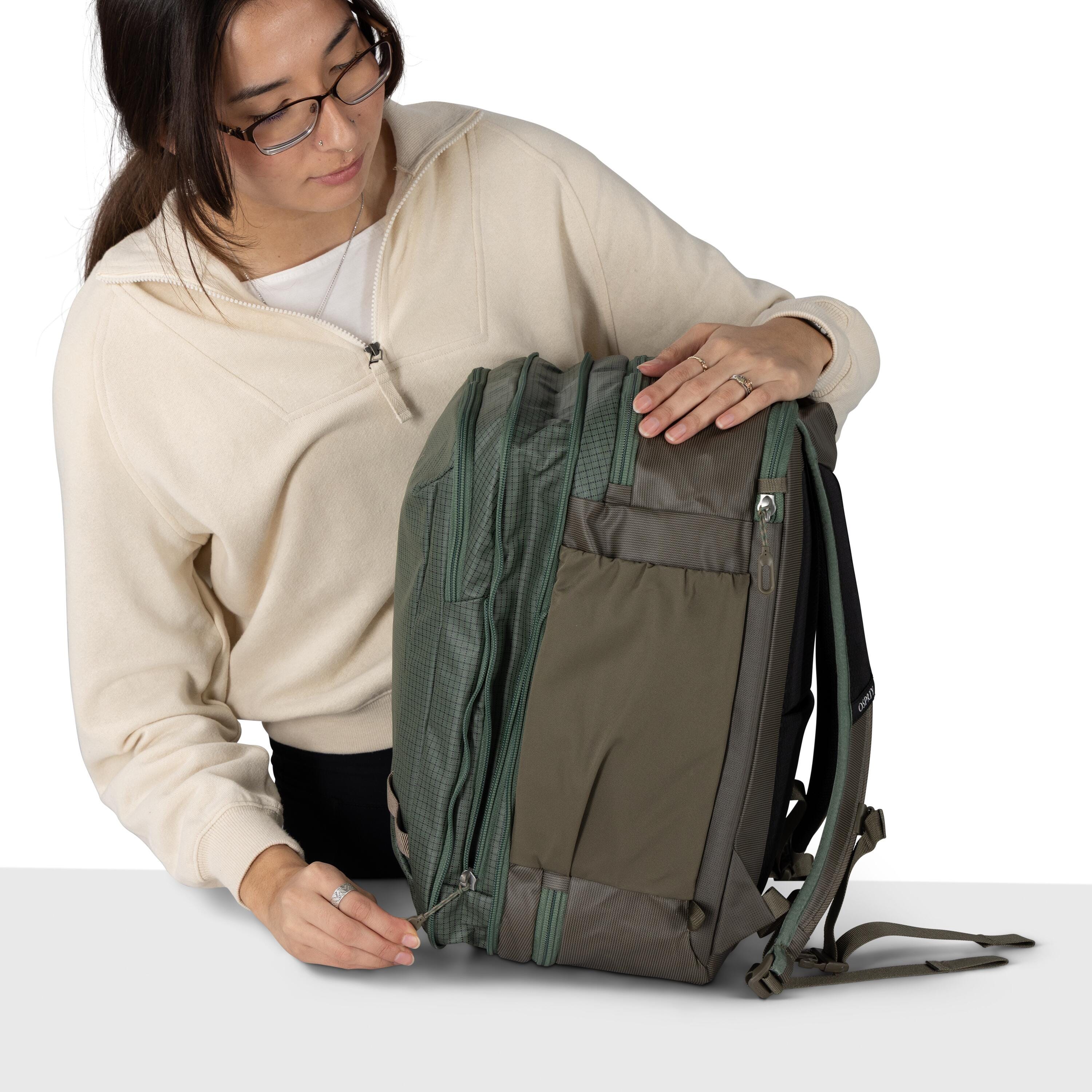 Osprey Transporter Expandable Travel Pack 26+6L in Pine Leaf-Earl Grey — detail view 2