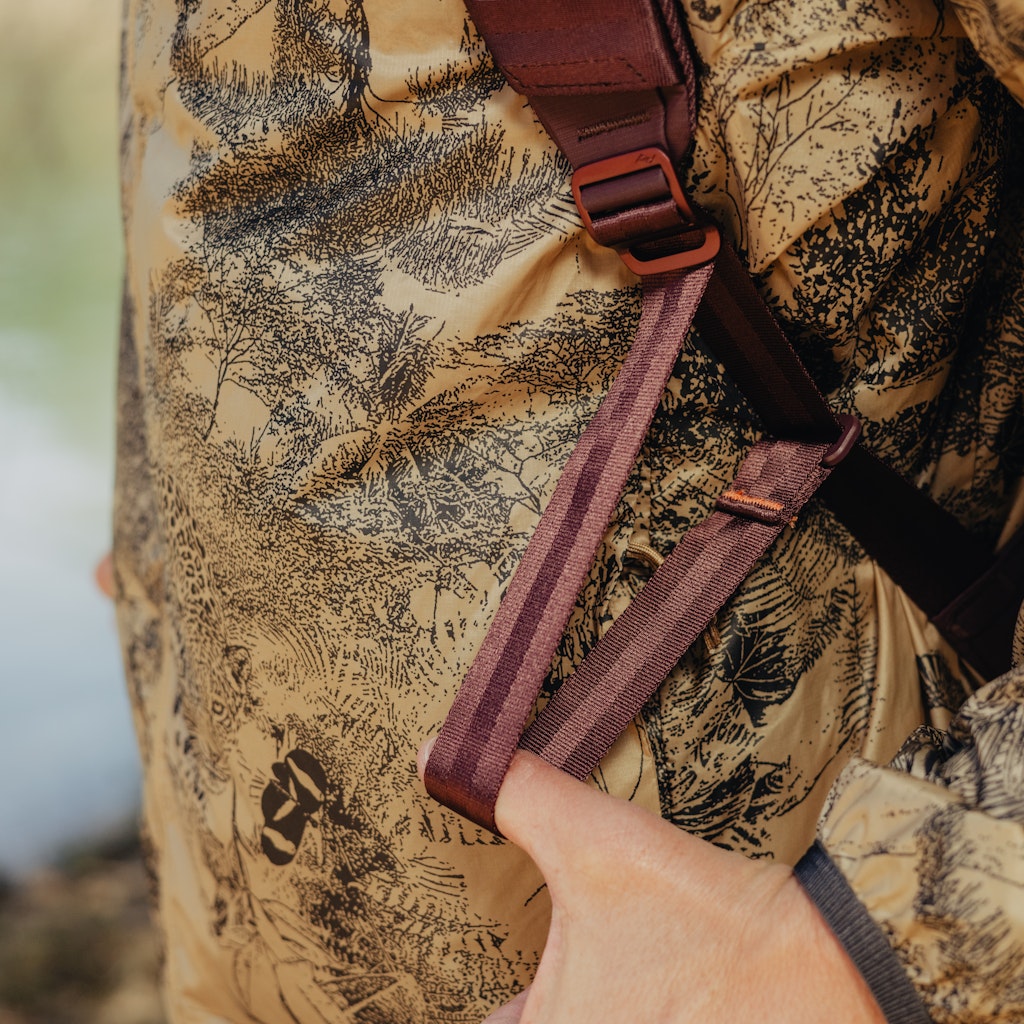 Peak Design Travel Backpack 45L in Eclipse — detail view 2