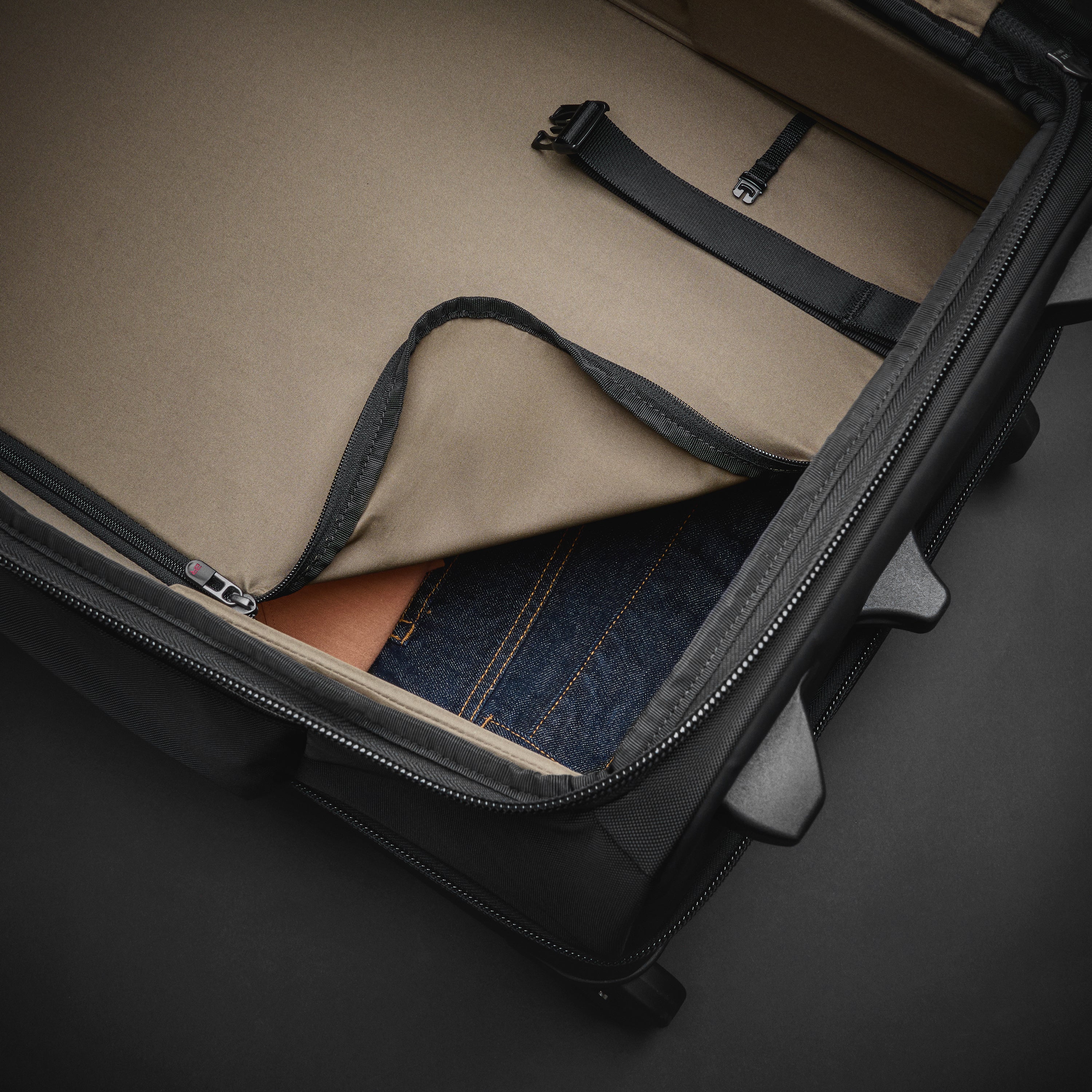 Briggs & Riley ZDX Medium 2-Wheel Duffle in Black — detail view 9 # color_Black