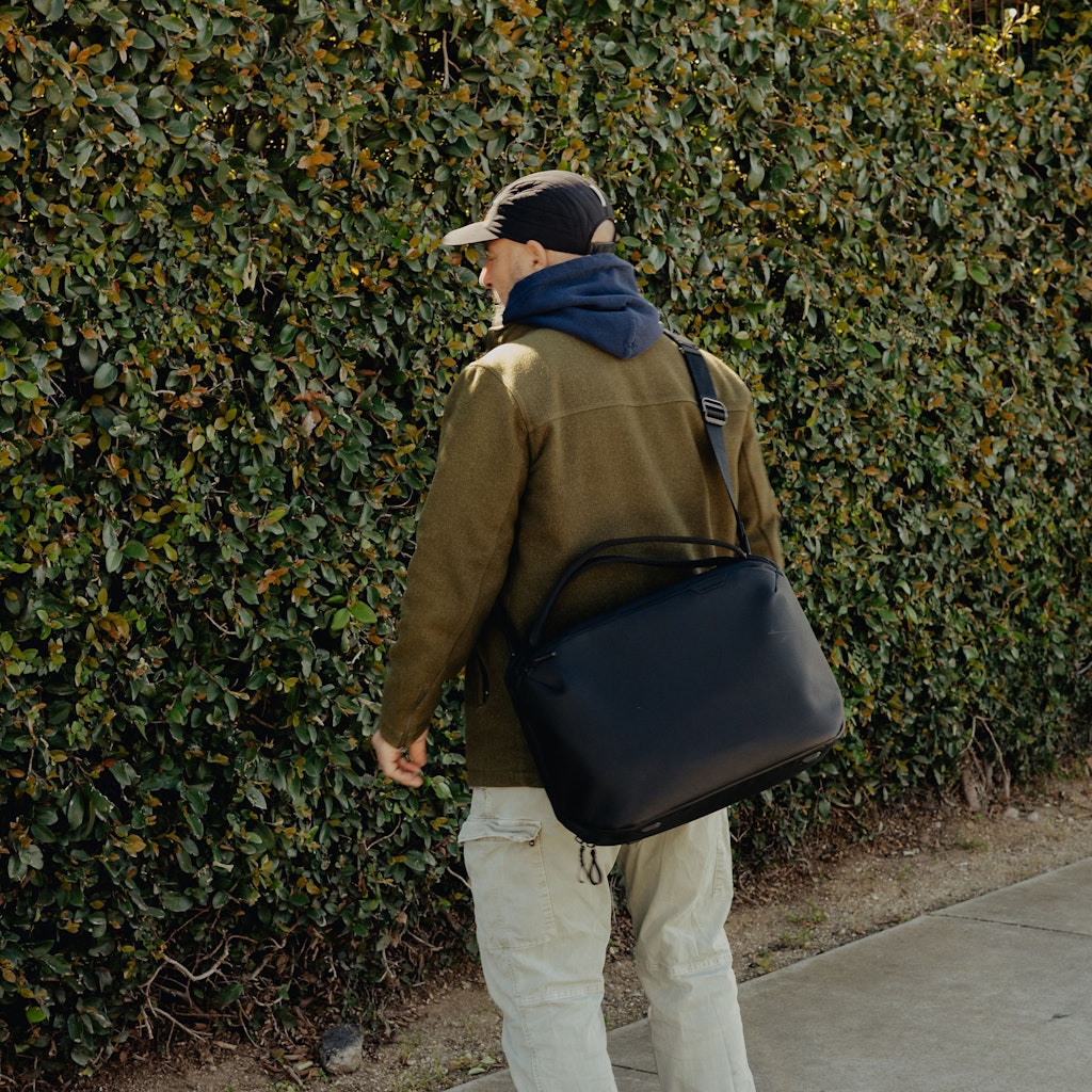 Peak Design Travel Weekender 25L - Black in use