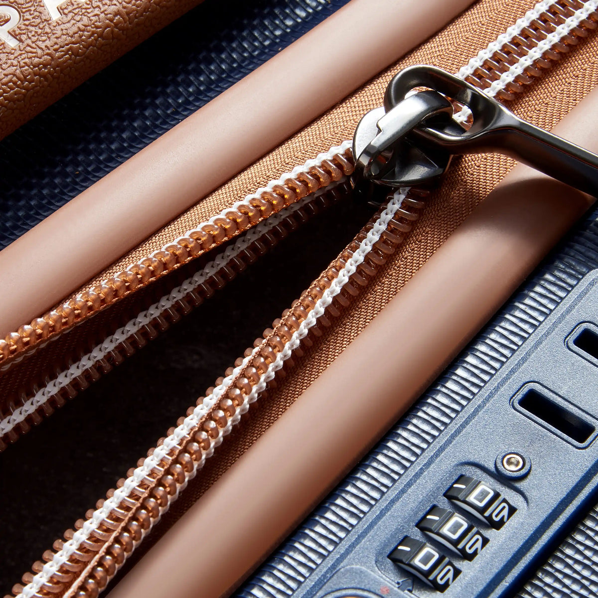 Delsey Chatelet Air 2.0 Large Spinner in Navy — detail view 3