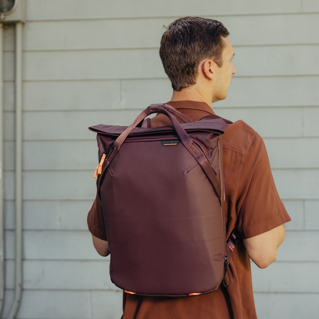 Peak Design Everyday Totepack 20L in Eclipse — lifestyle # color_Eclipse