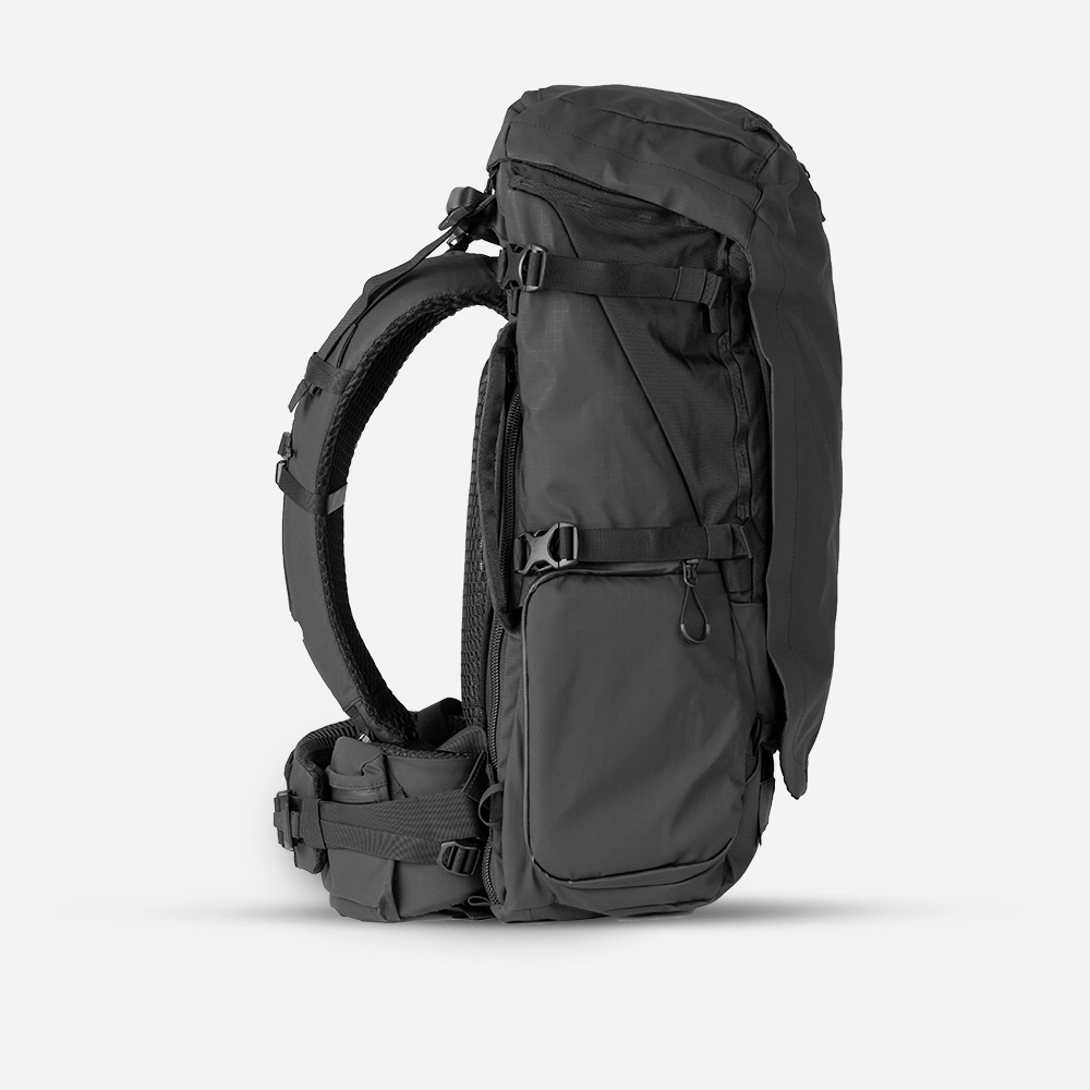 WANDRD FERNWEH M/L in Black — angle view 3