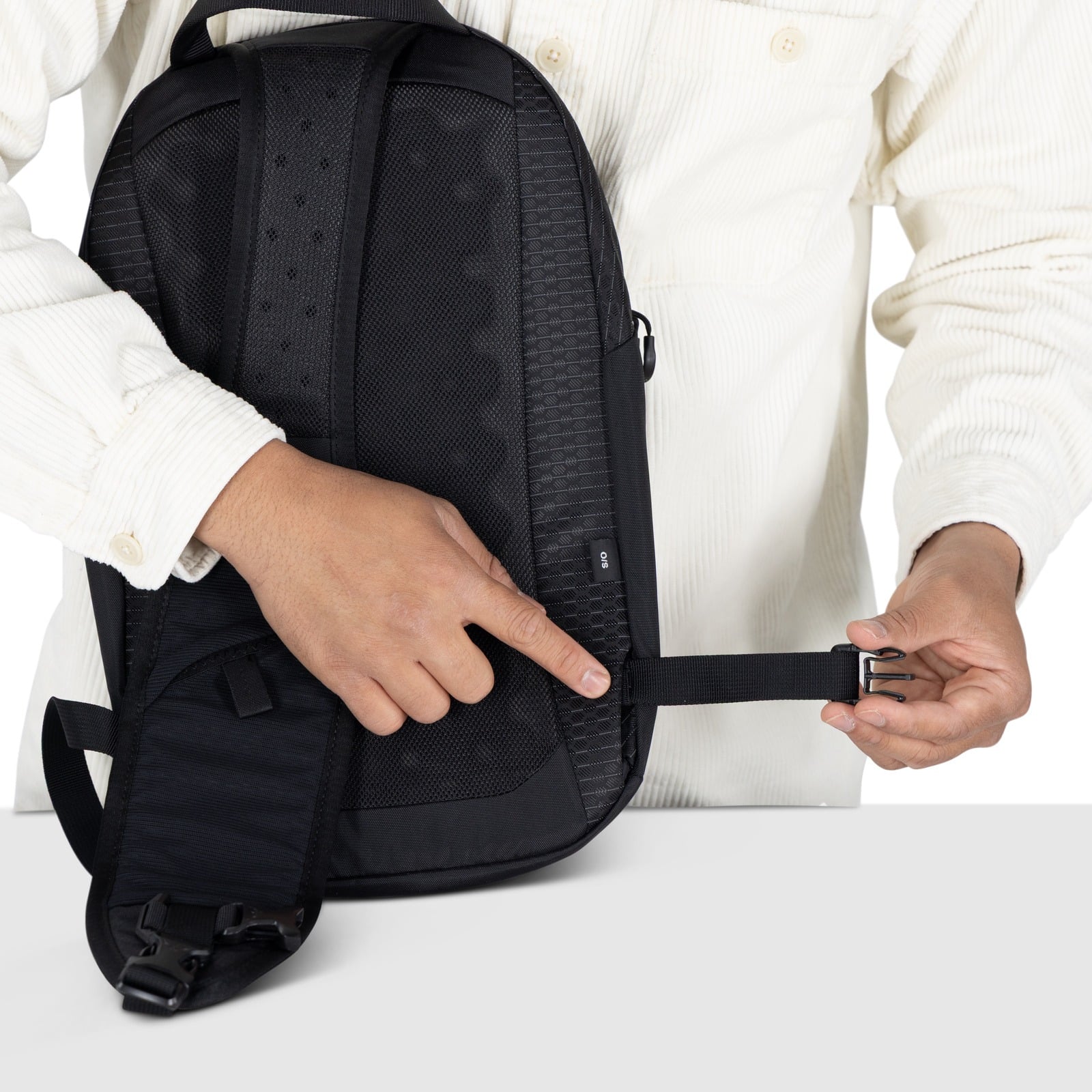 Osprey Quasar Sling 6L in Black — detail view 7